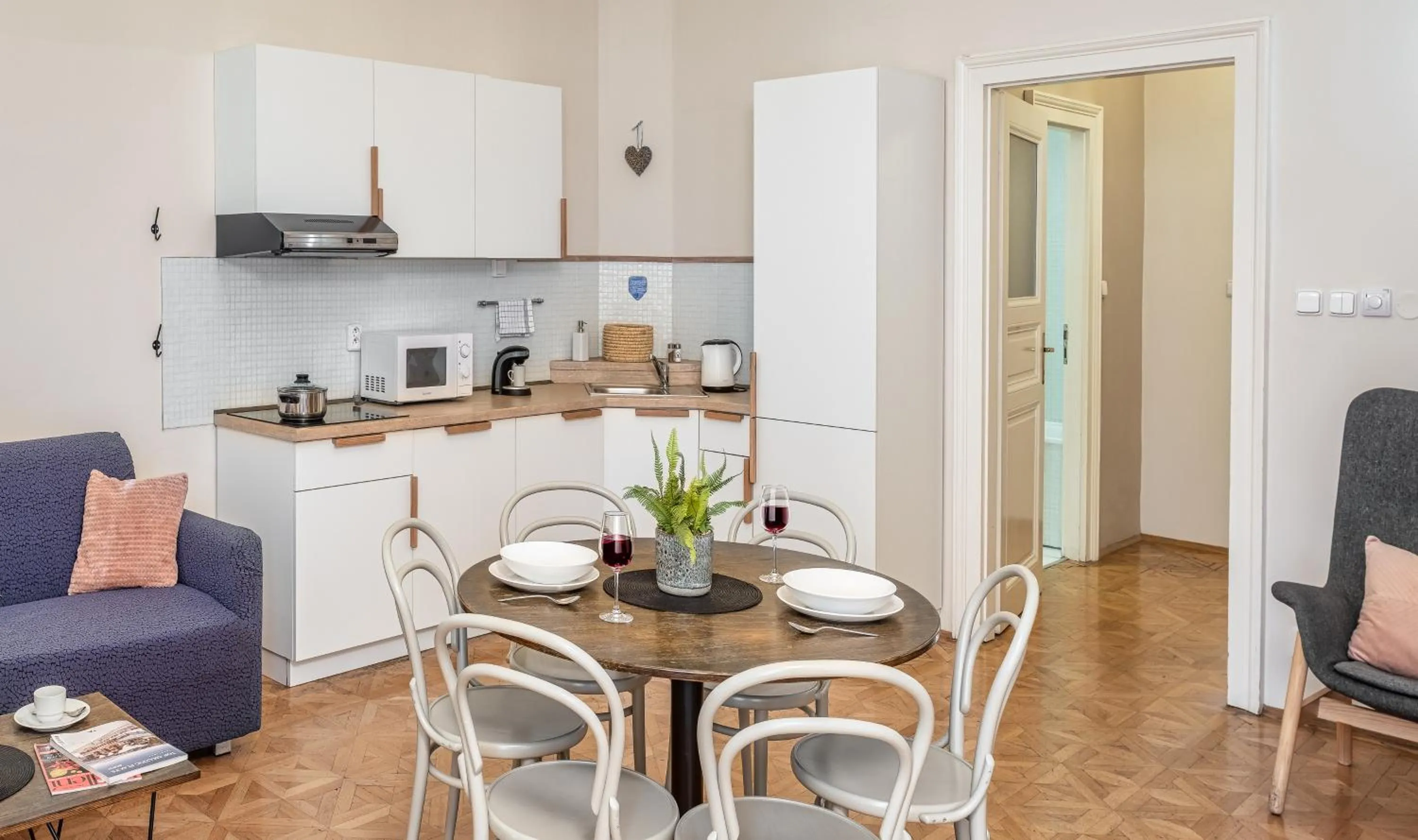 Kitchen or kitchenette in 6 Continents Apartments by Adrez