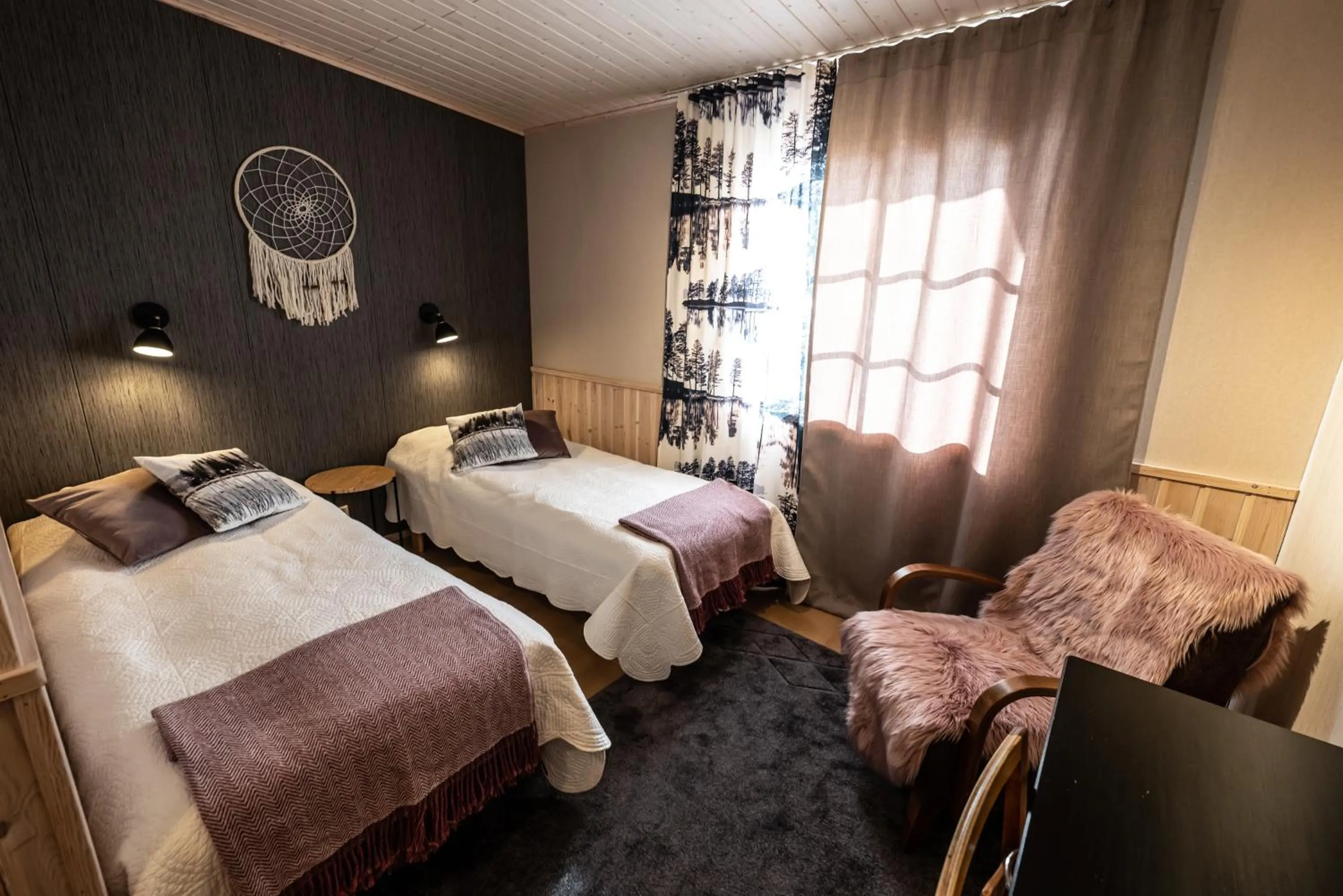 Photo of the whole room, Bed in Isokenkäisten Klubi - Wilderness Lodge