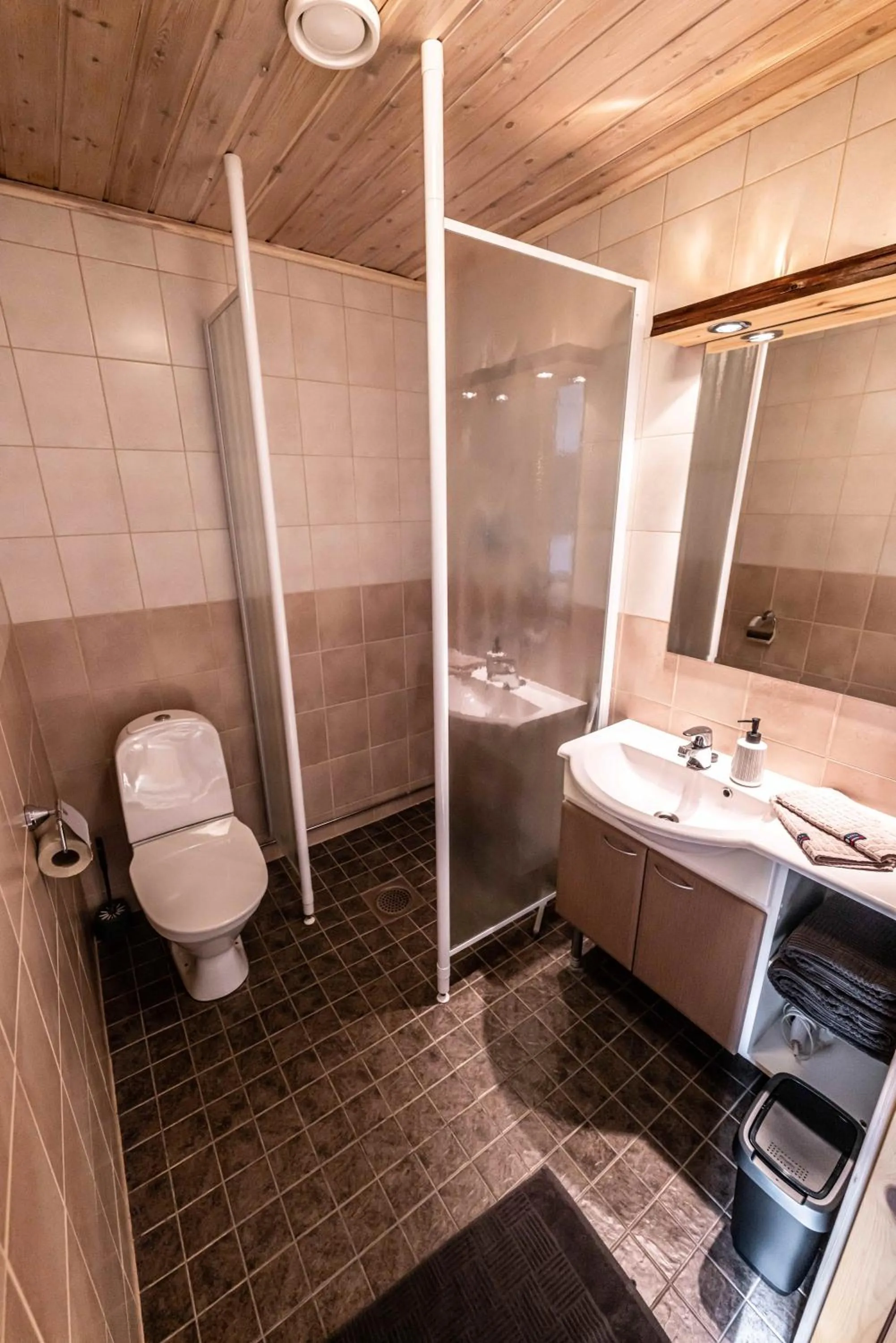 Isokenkäisten Klubi - Wilderness Lodge