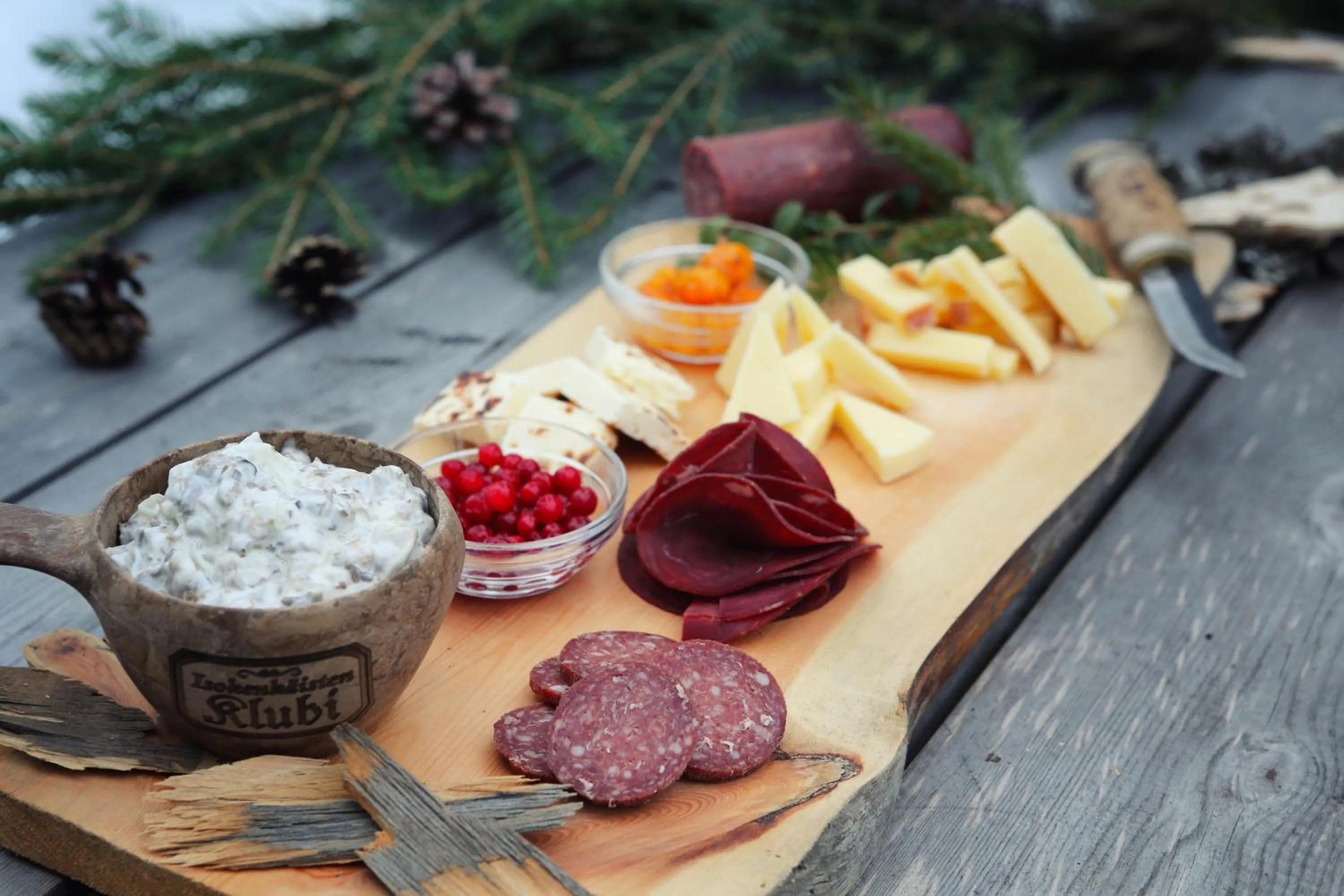 Isokenkäisten Klubi - Wilderness Lodge