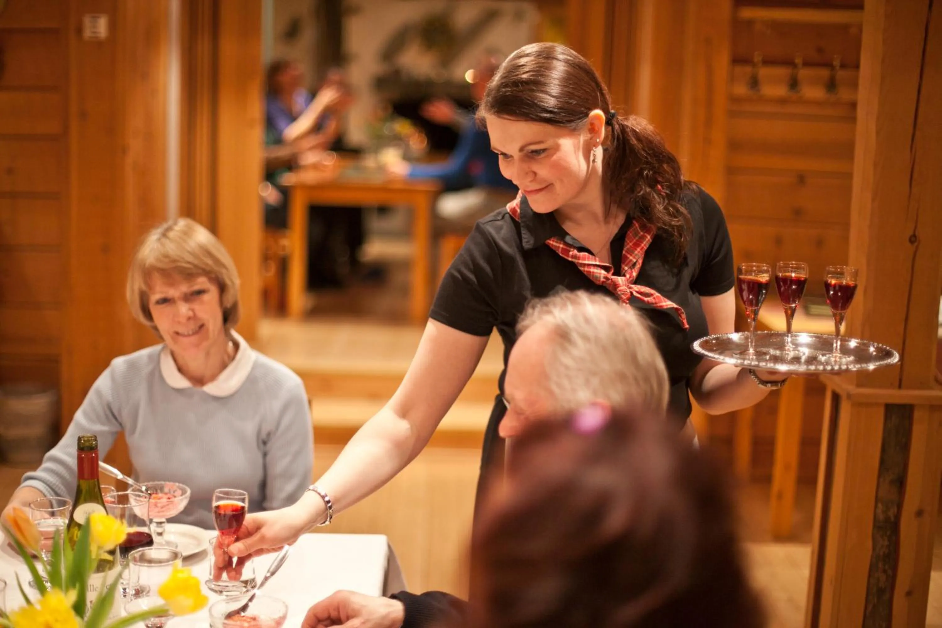 Isokenkäisten Klubi - Wilderness Lodge