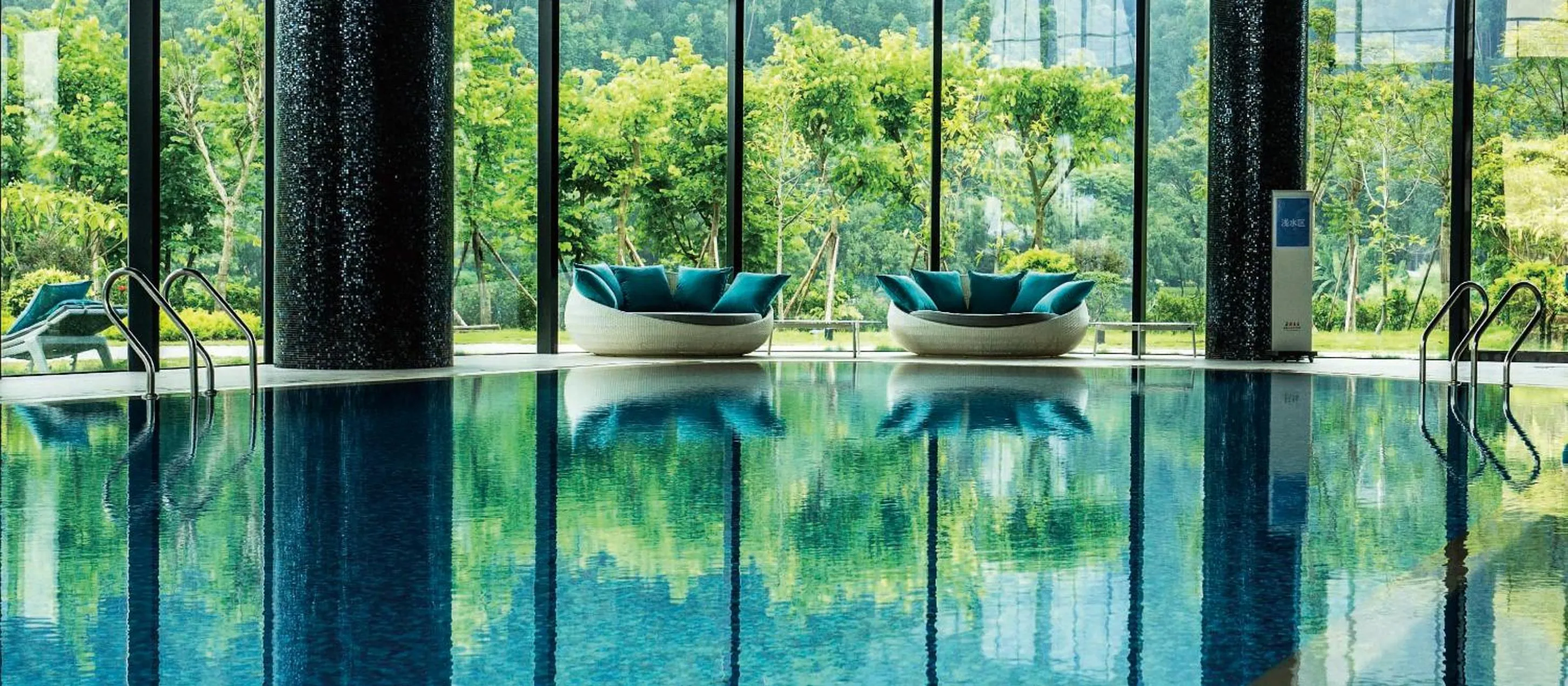 Swimming pool in Guangzhou Nansha Garden Hotel