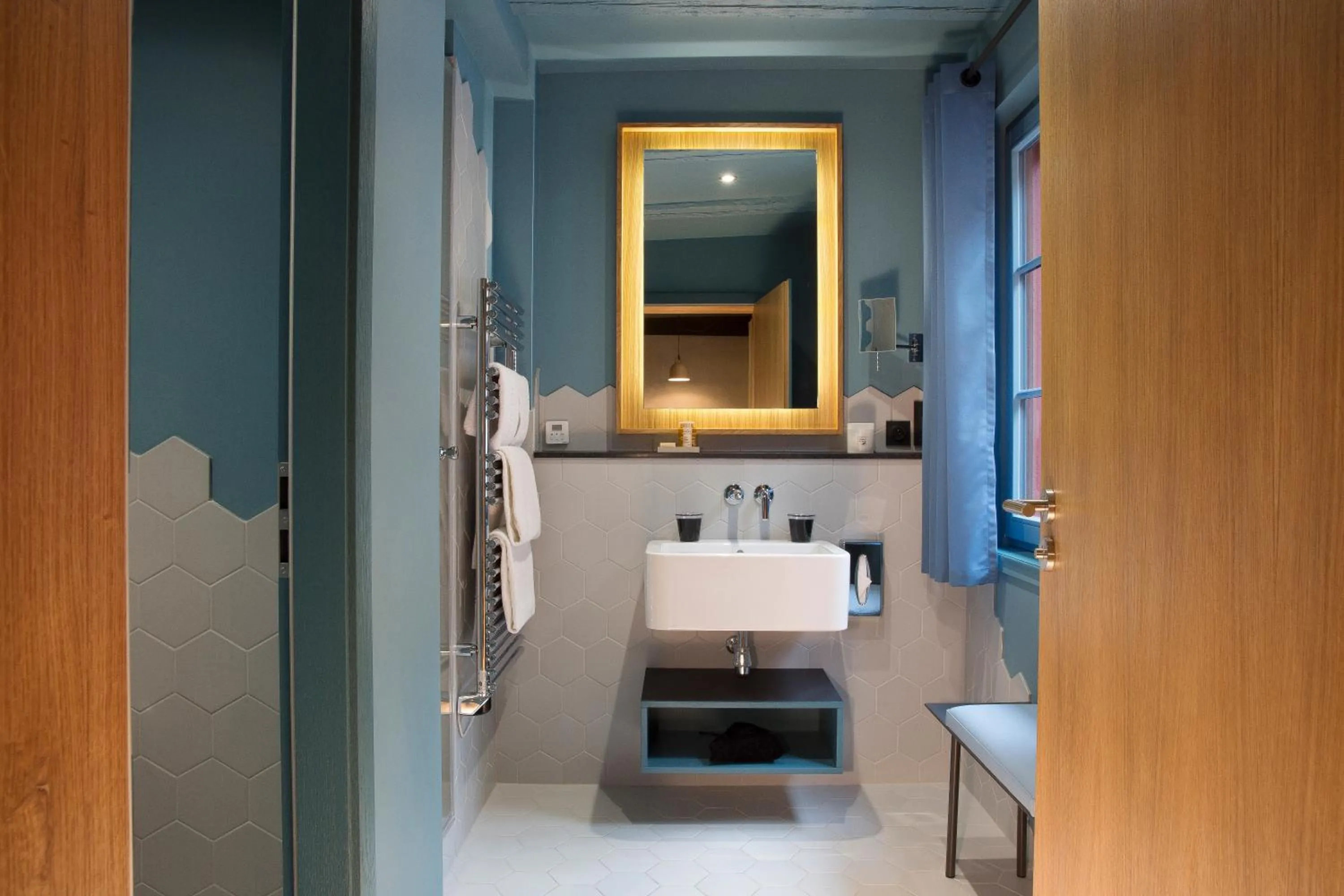 Bathroom, Bed in Hotel Le Colombier Suites