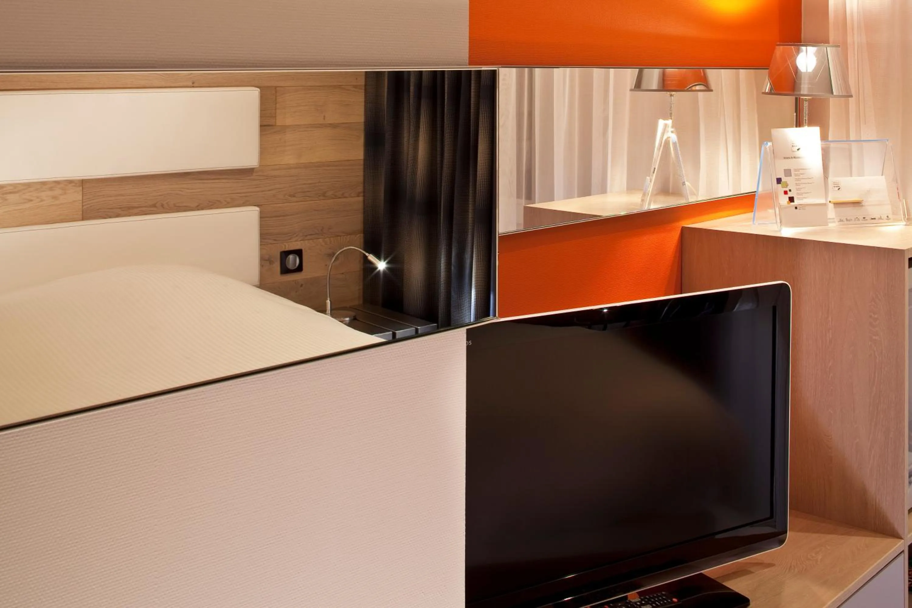 TV and multimedia in Hotel Le Colombier Suites