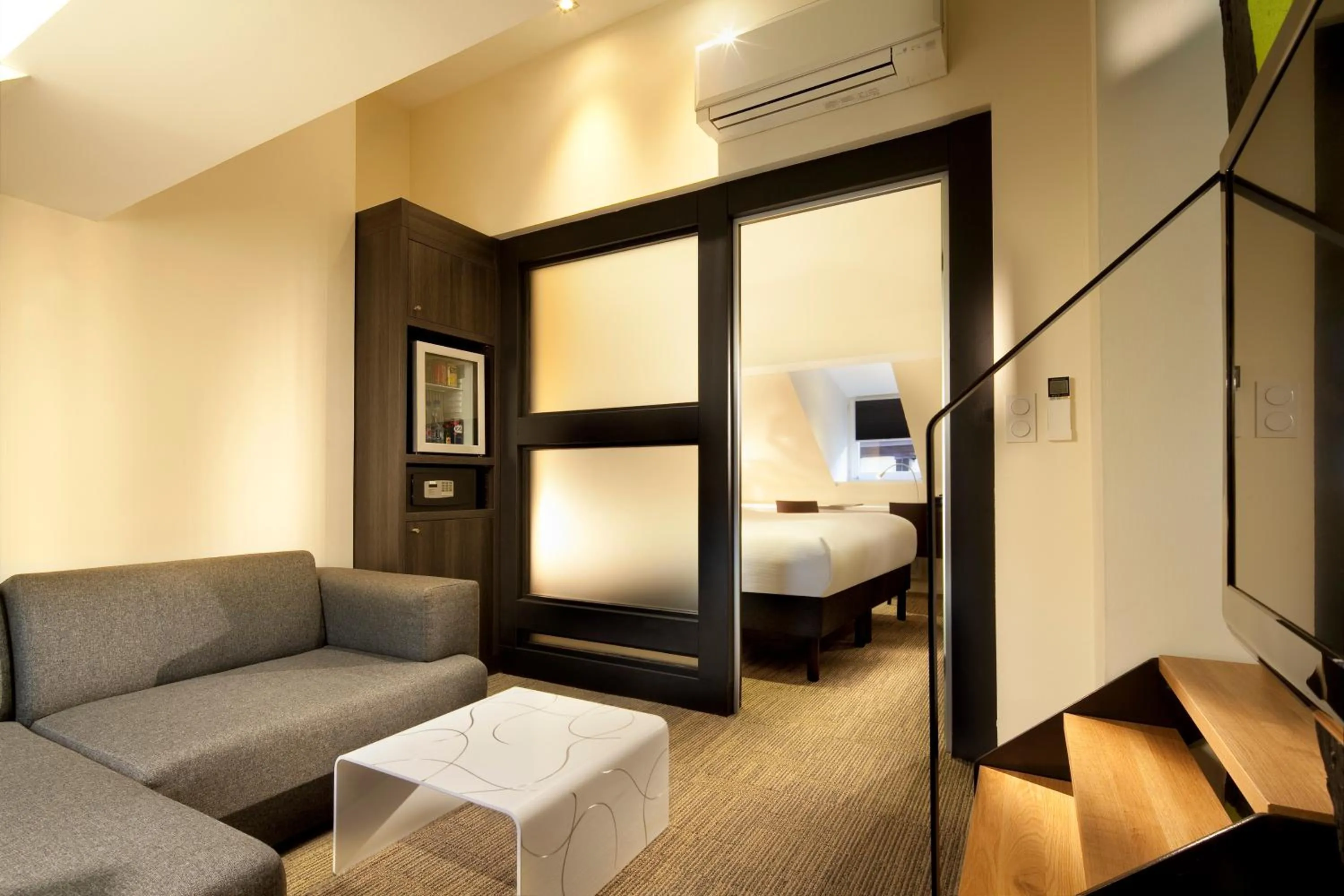 Seating area, Bed in Hotel Le Colombier Suites