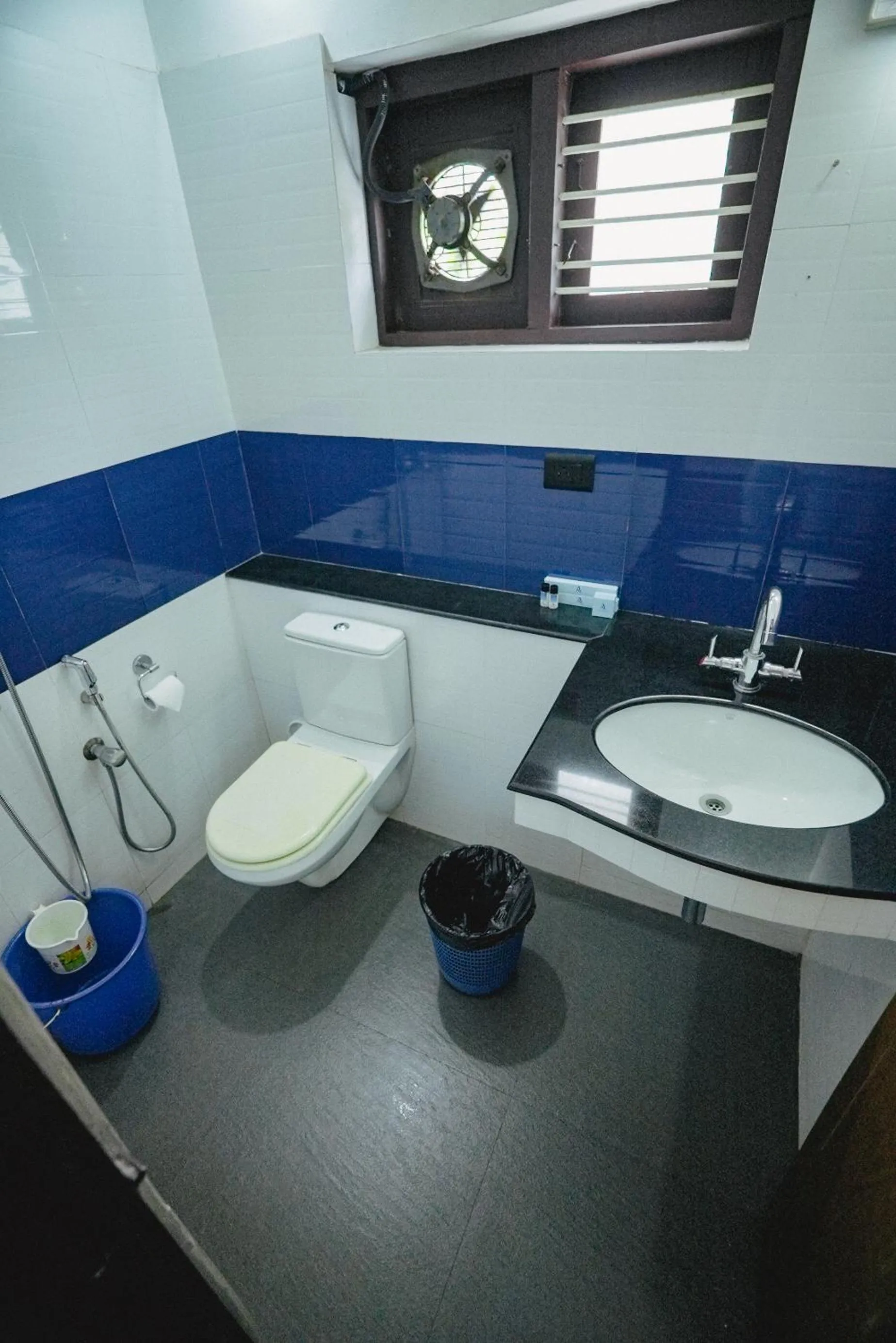 Toilet in Raja Park Beach Resort