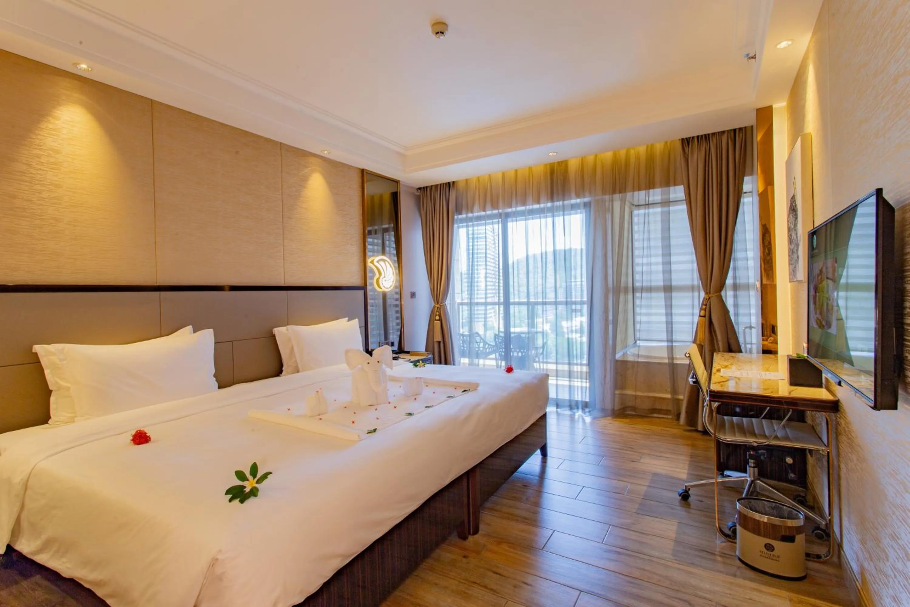 Photo of the whole room, Bed in YueXin Tomorrow Hotel Sanya