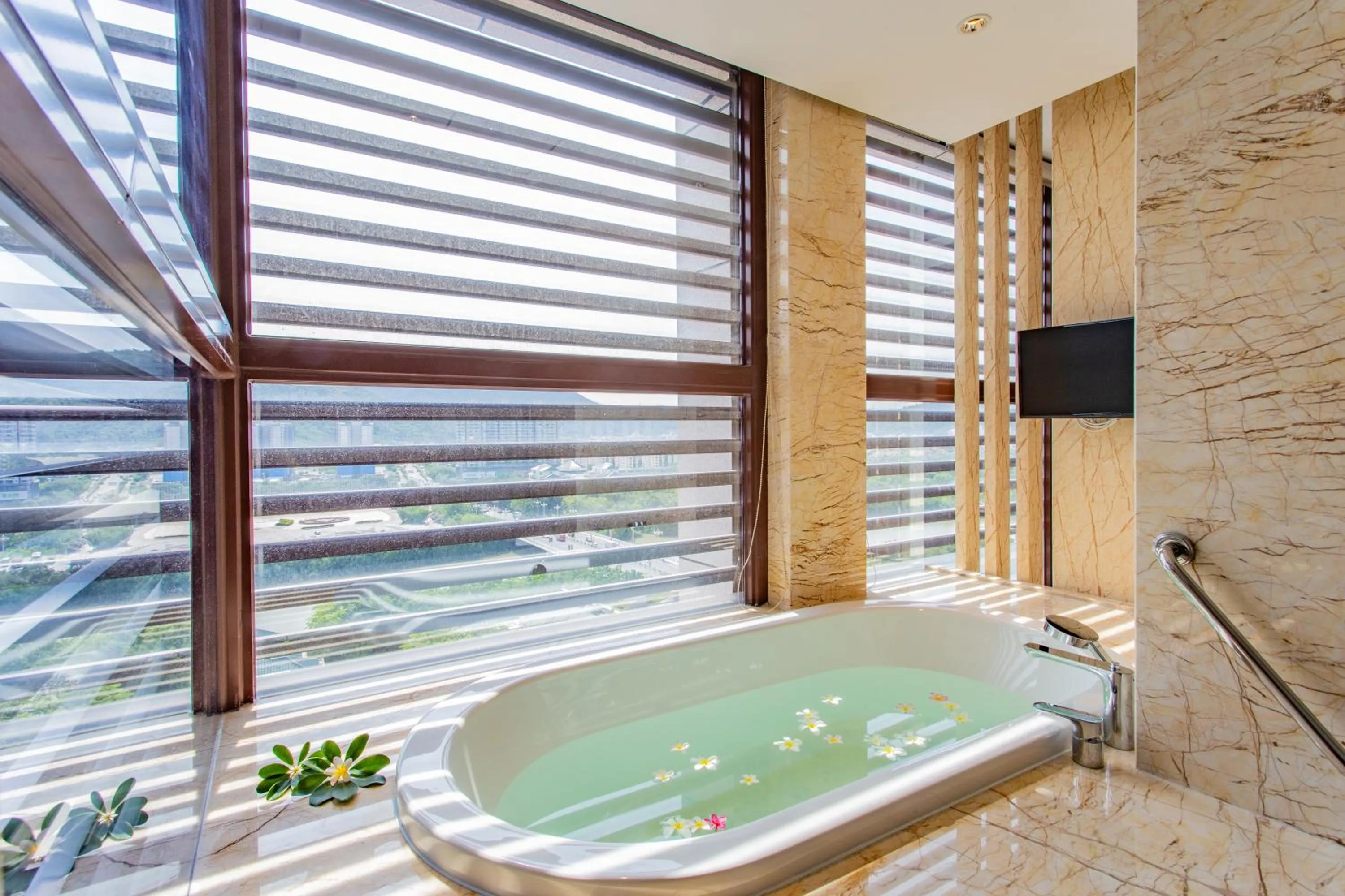 Bath in YueXin Tomorrow Hotel Sanya