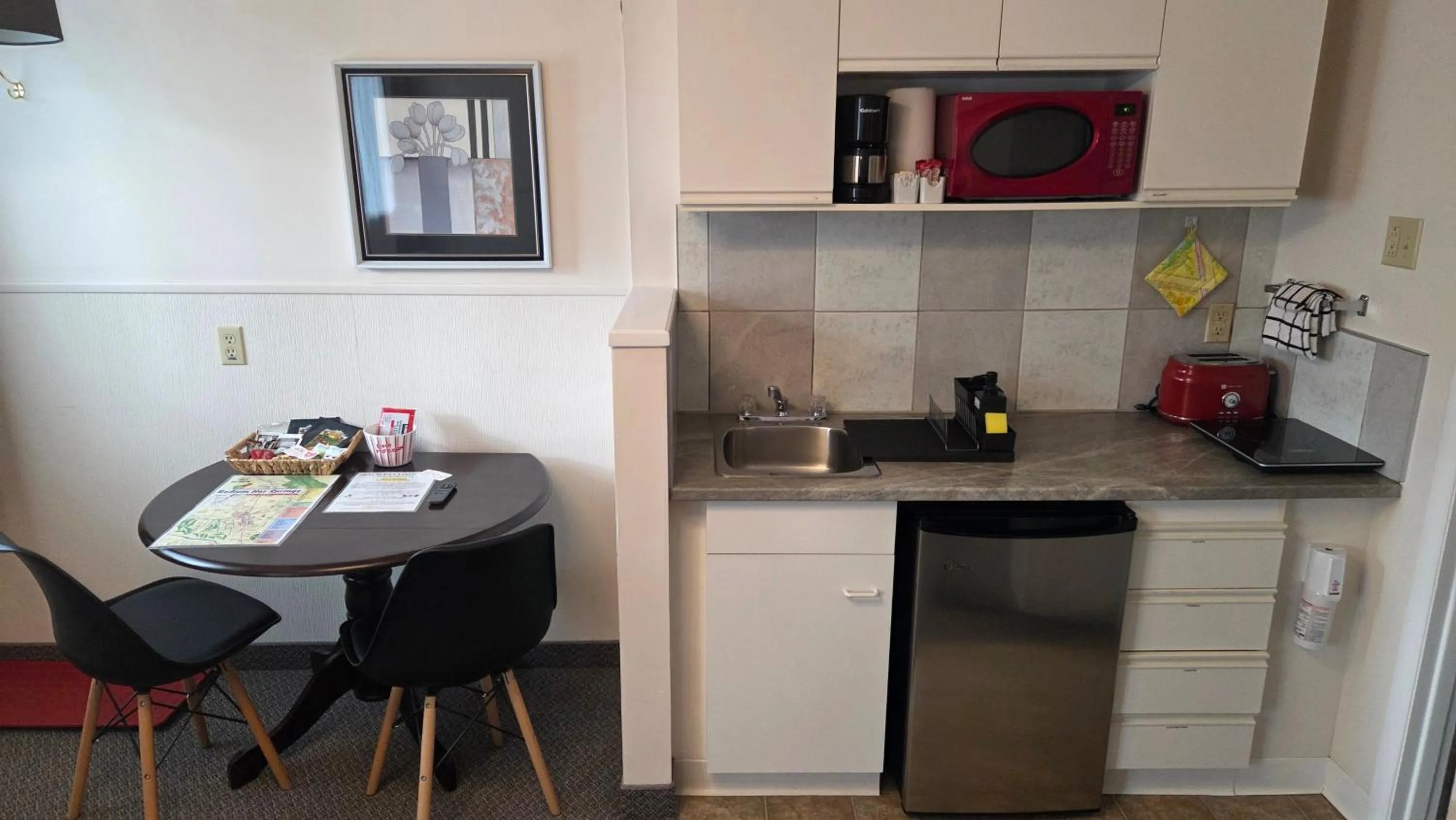 Kitchen or kitchenette in Lido Motel