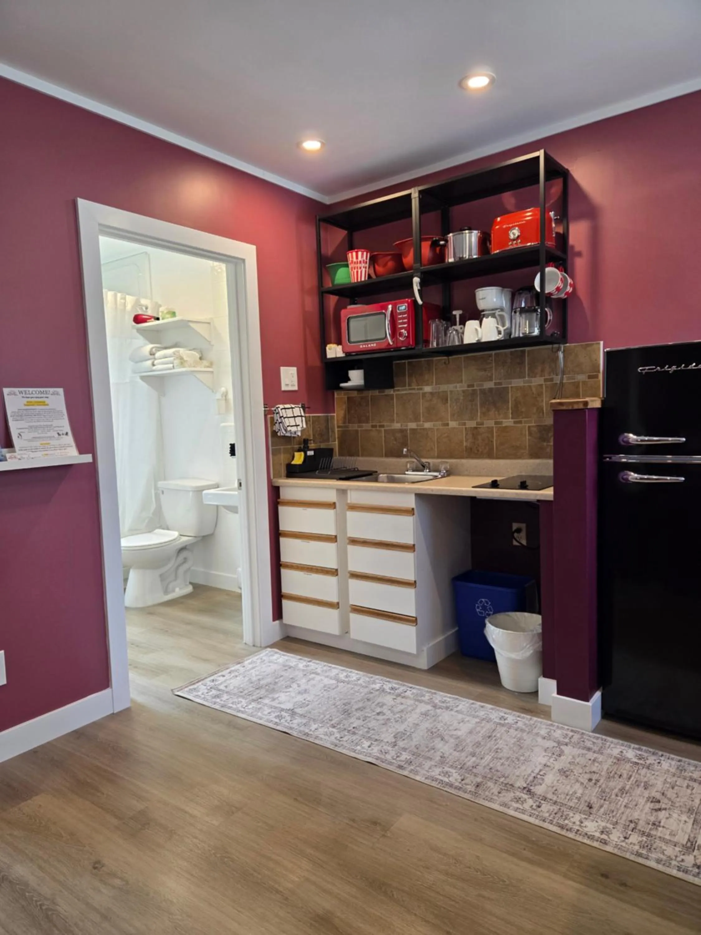 Kitchen or kitchenette in Lido Motel