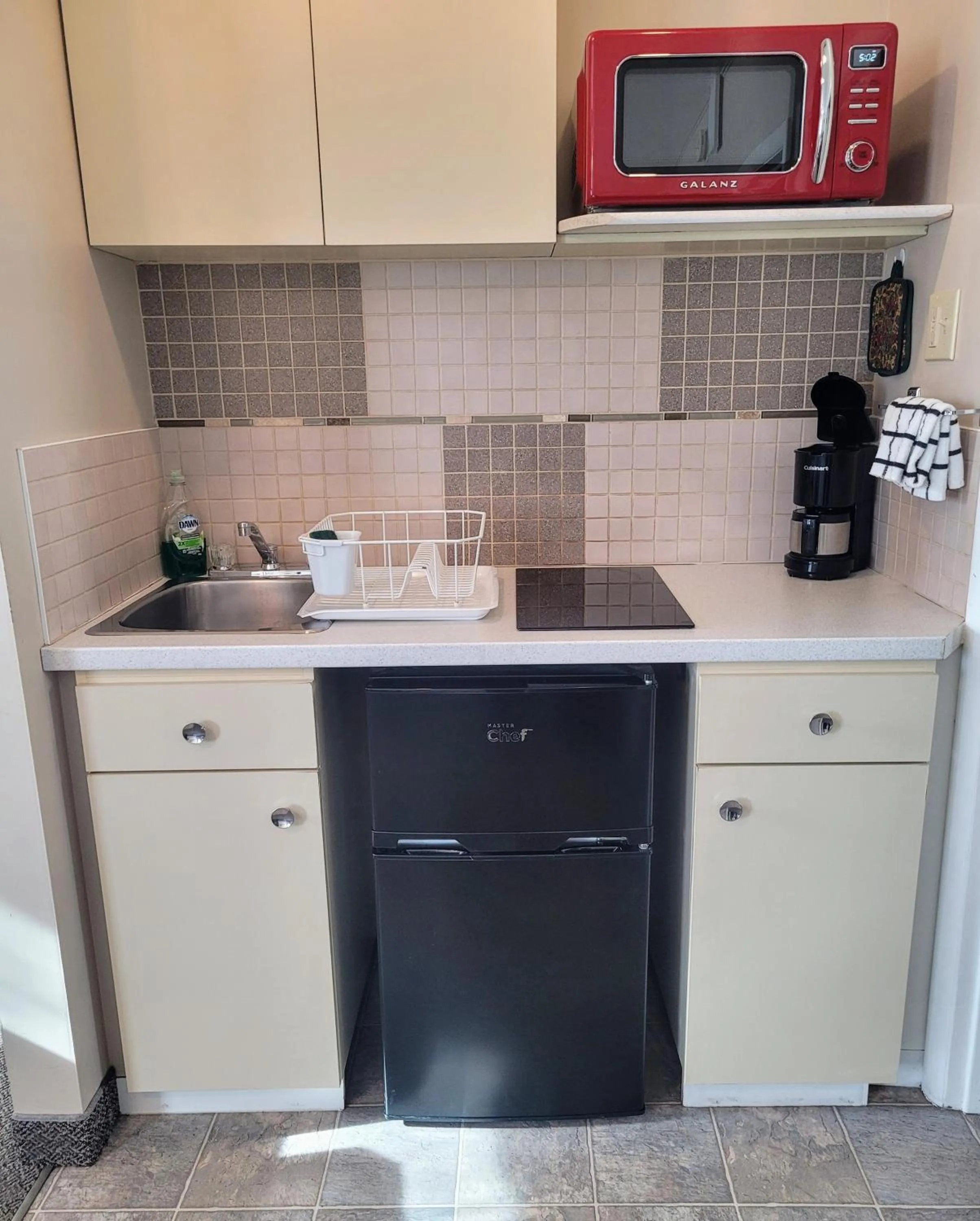 Kitchen or kitchenette in Lido Motel