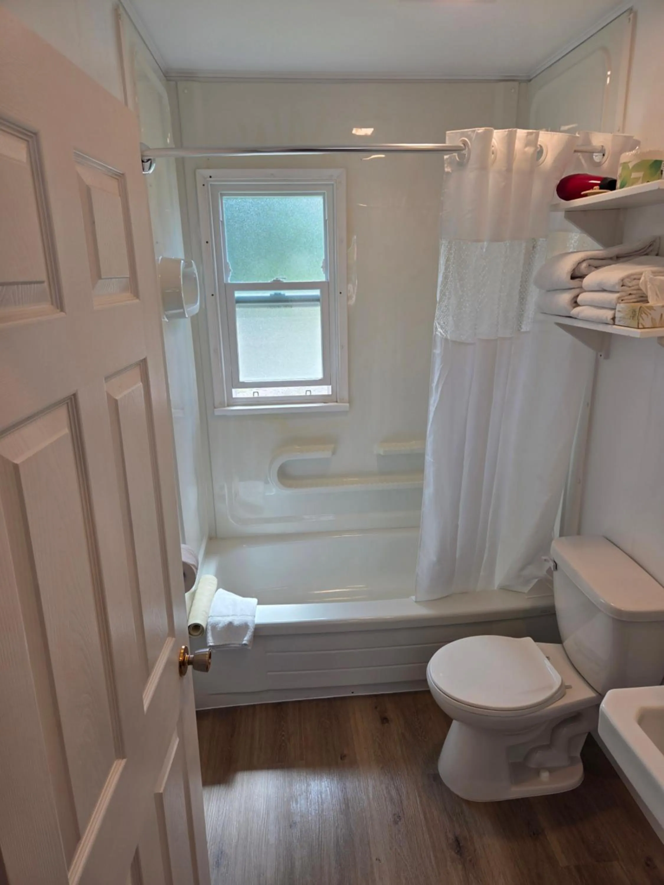 Bathroom in Lido Motel