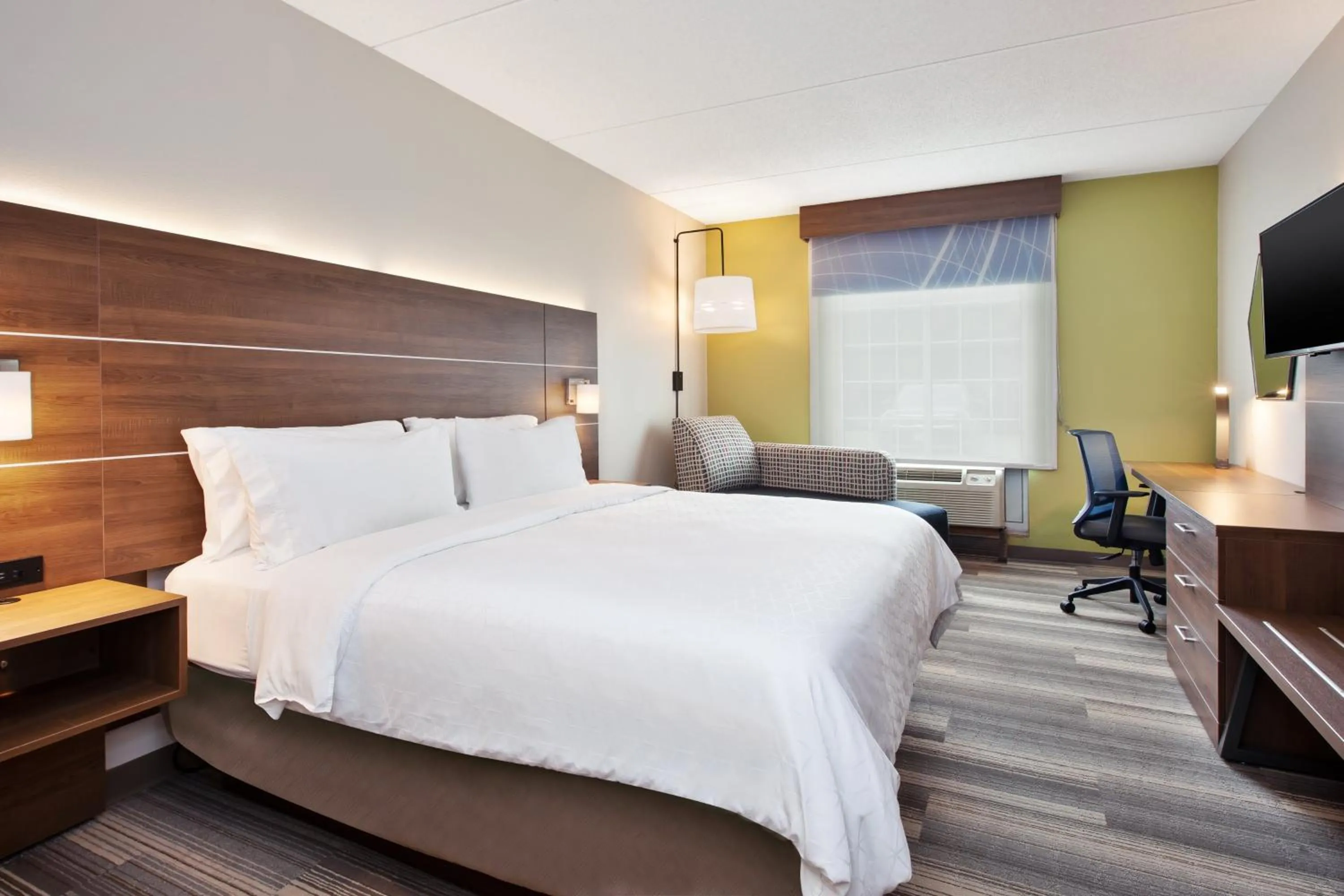 Photo of the whole room, Bed in Holiday Inn Express Hotel & Suites Warrenton by IHG