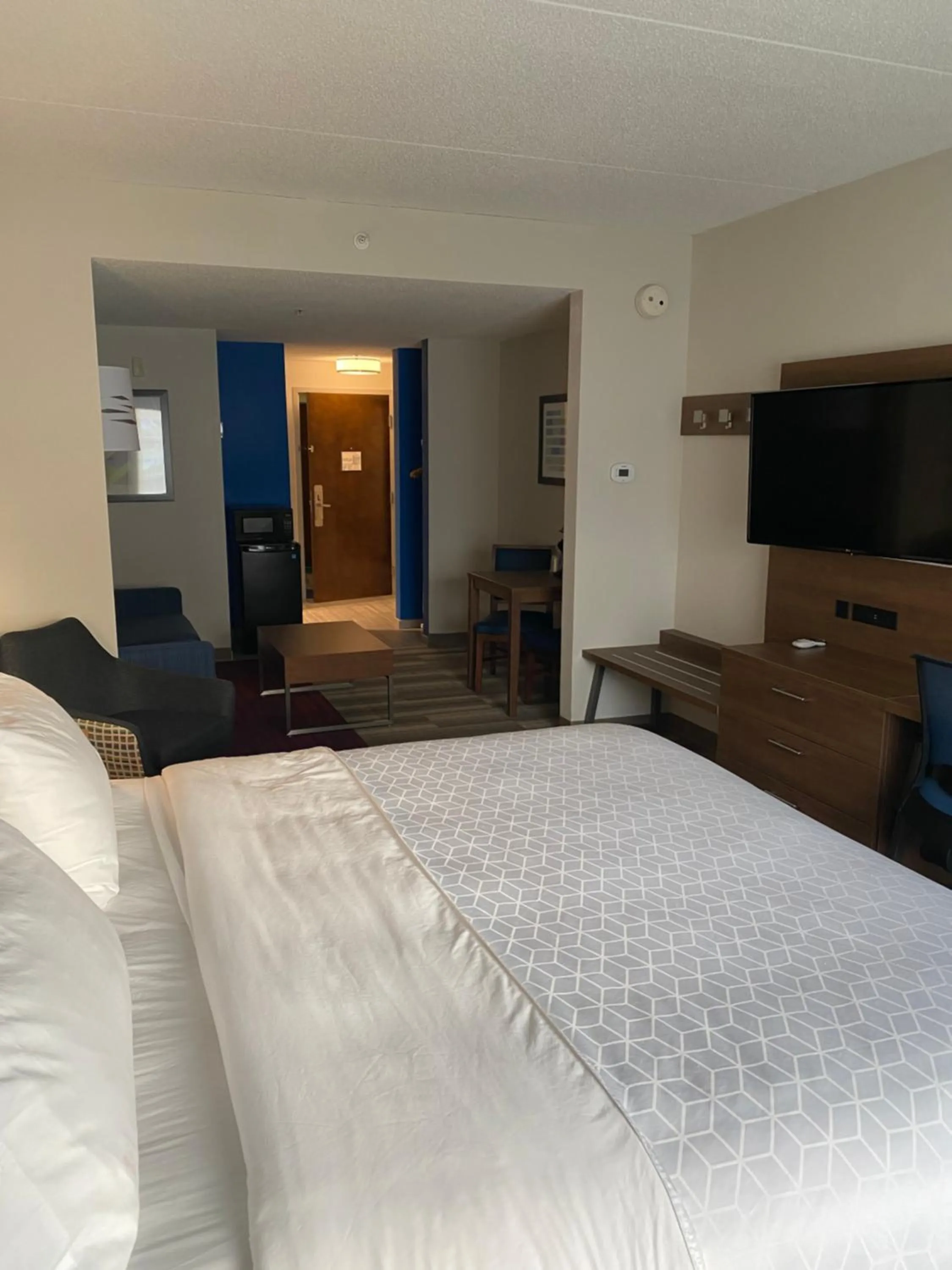Bed in Holiday Inn Express Hotel & Suites Warrenton by IHG