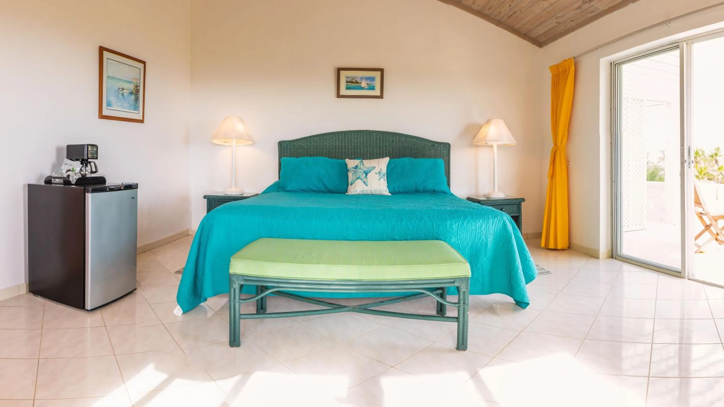 Bed in Stella Maris Resort Club