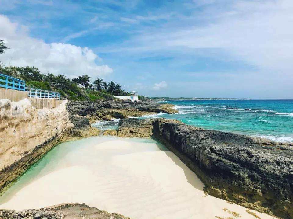 Swimming pool in Stella Maris Resort Club