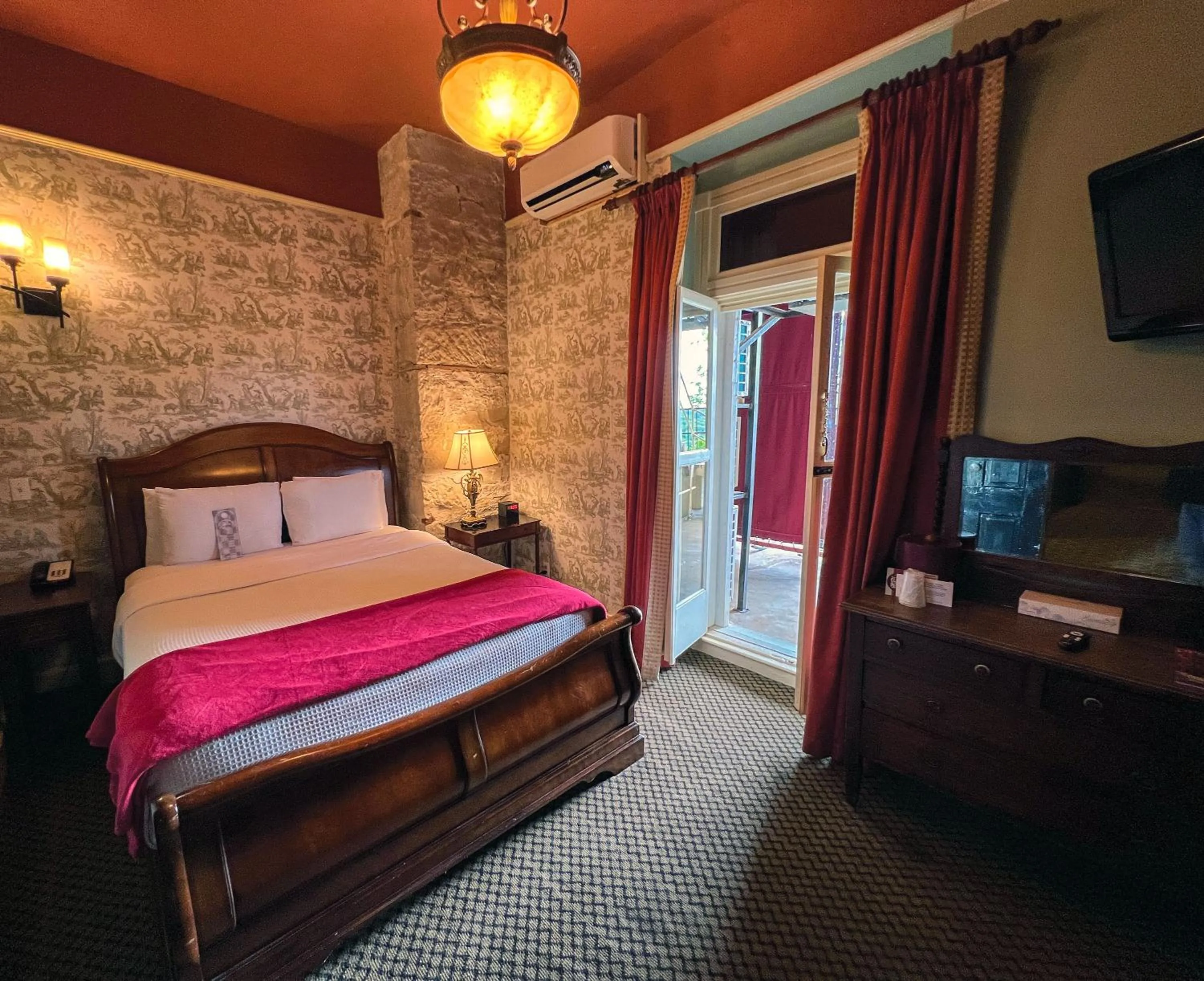 Bed in 1886 Crescent Hotel and Spa