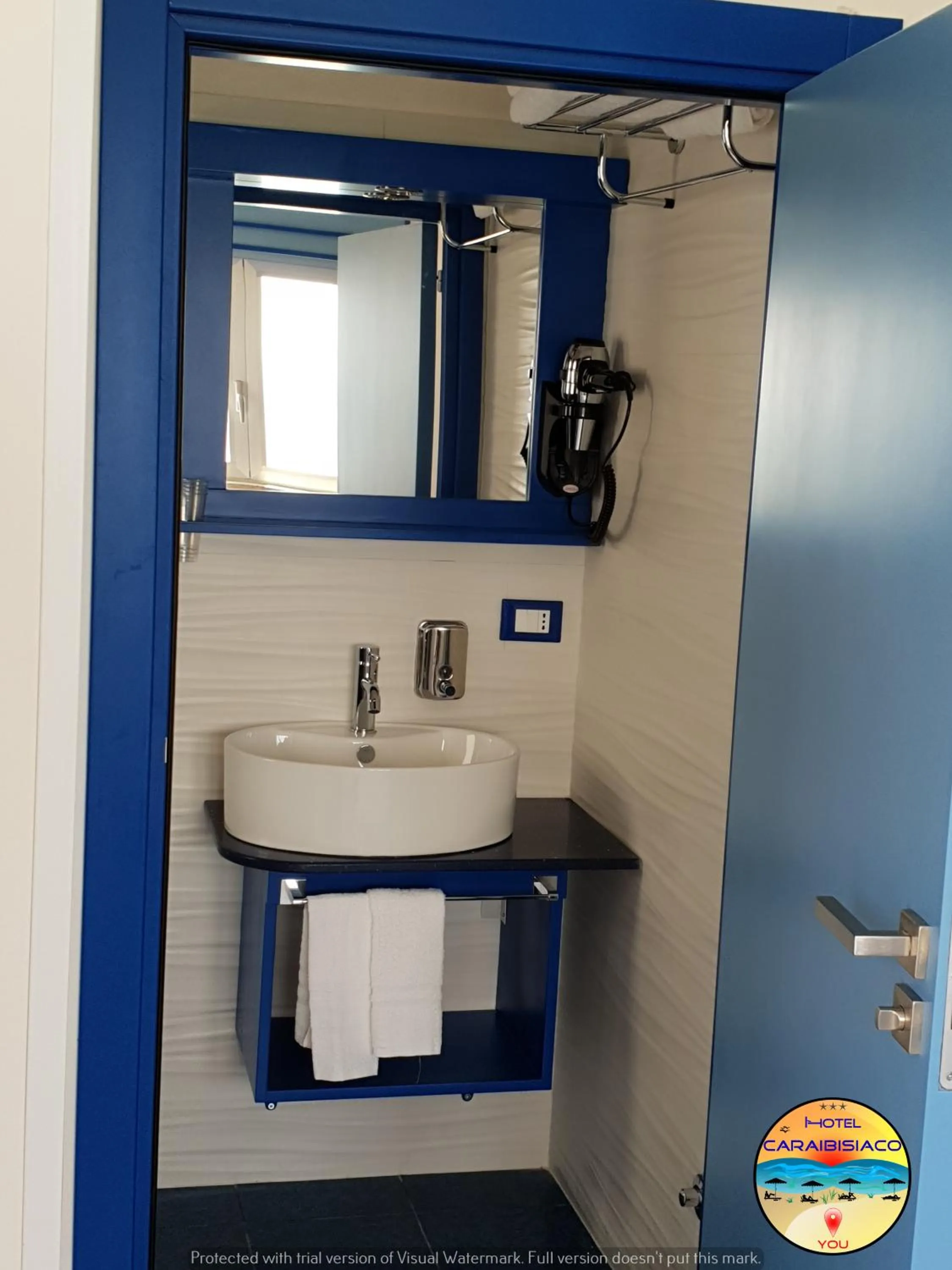 Shower in Hotel Caraibisiaco sul mare