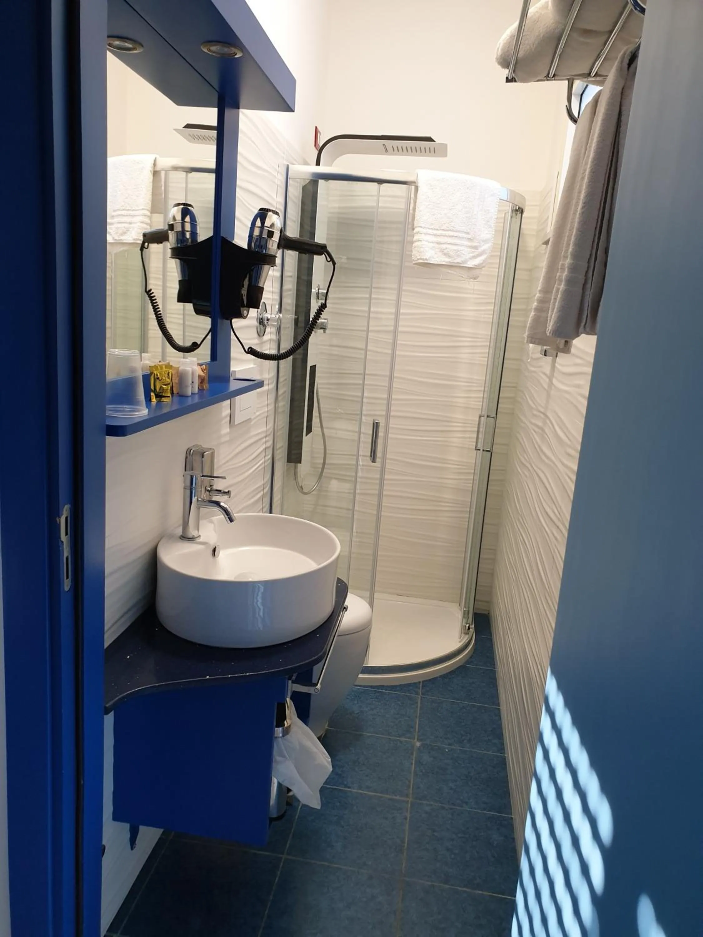 Shower in Hotel Caraibisiaco sul mare