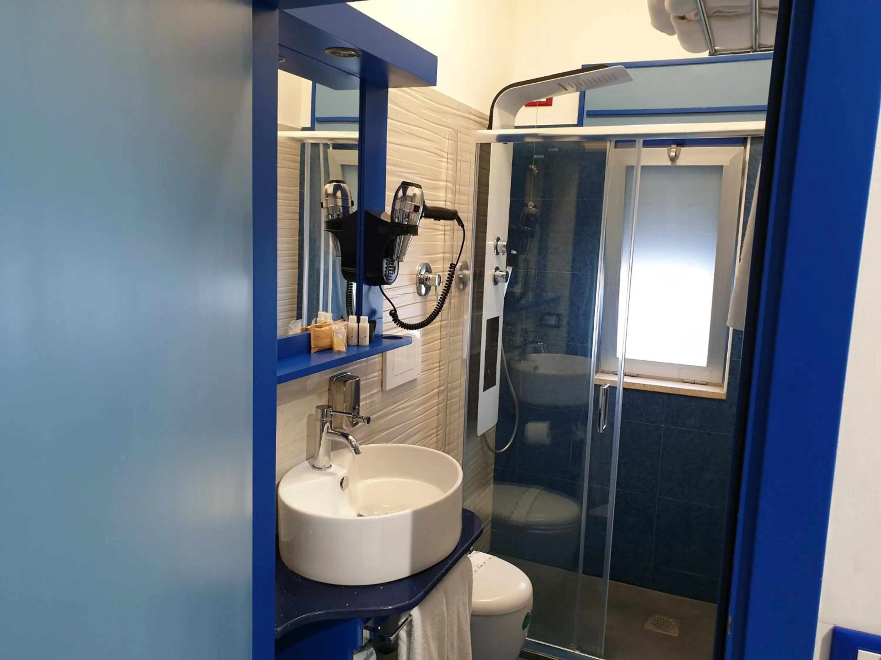 Shower in Hotel Caraibisiaco sul mare