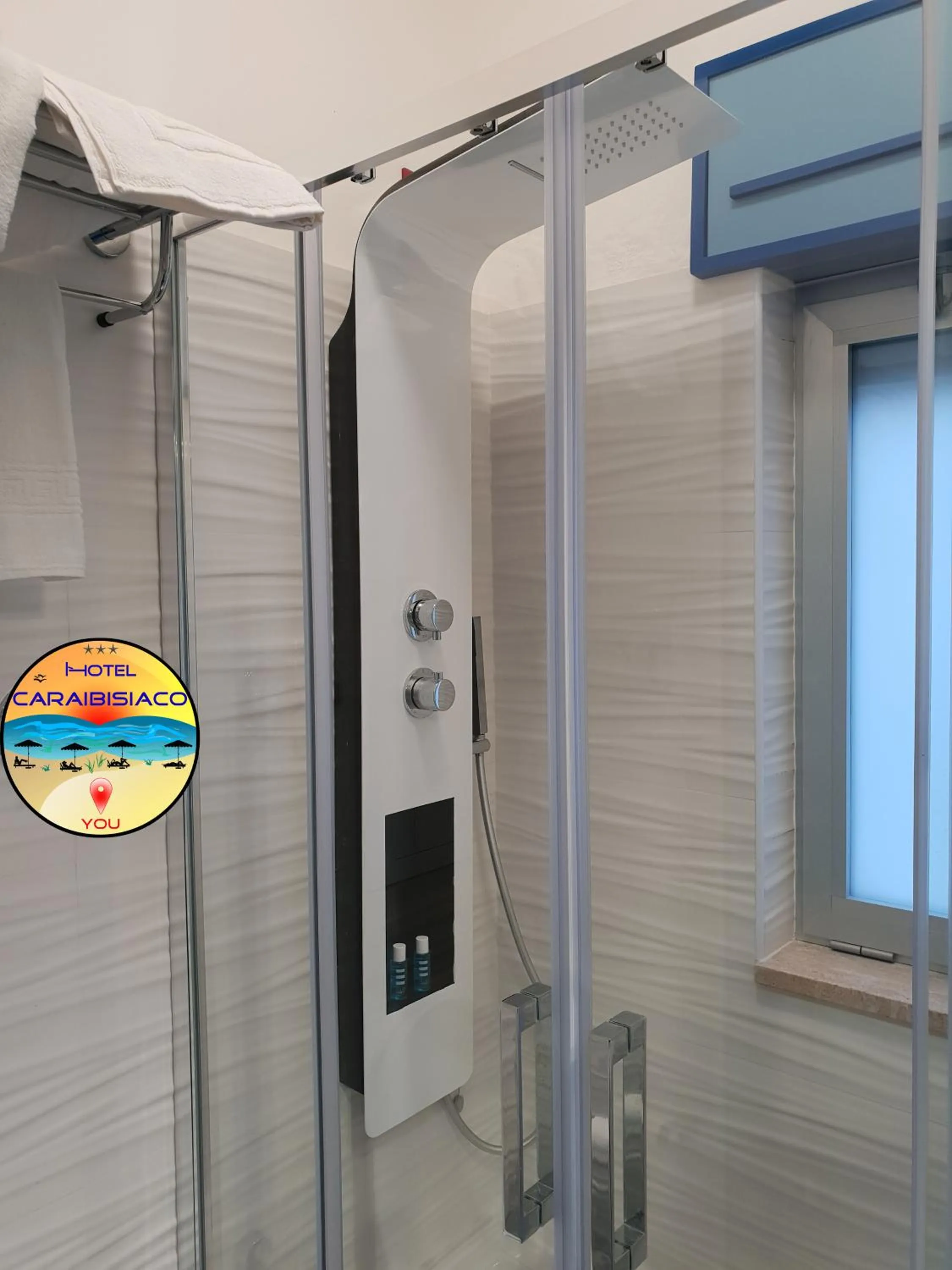 Shower in Hotel Caraibisiaco sul mare