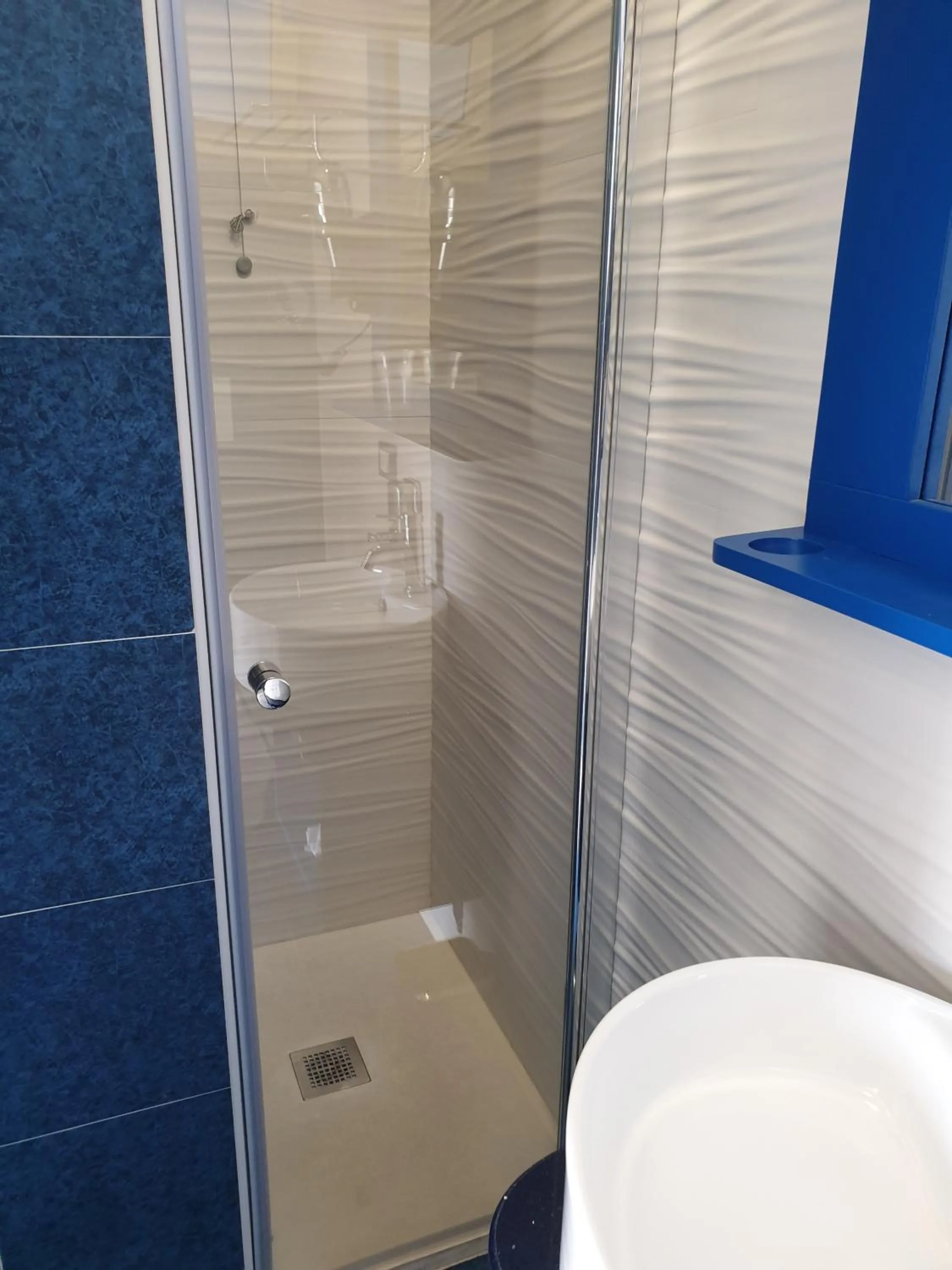 Shower in Hotel Caraibisiaco sul mare