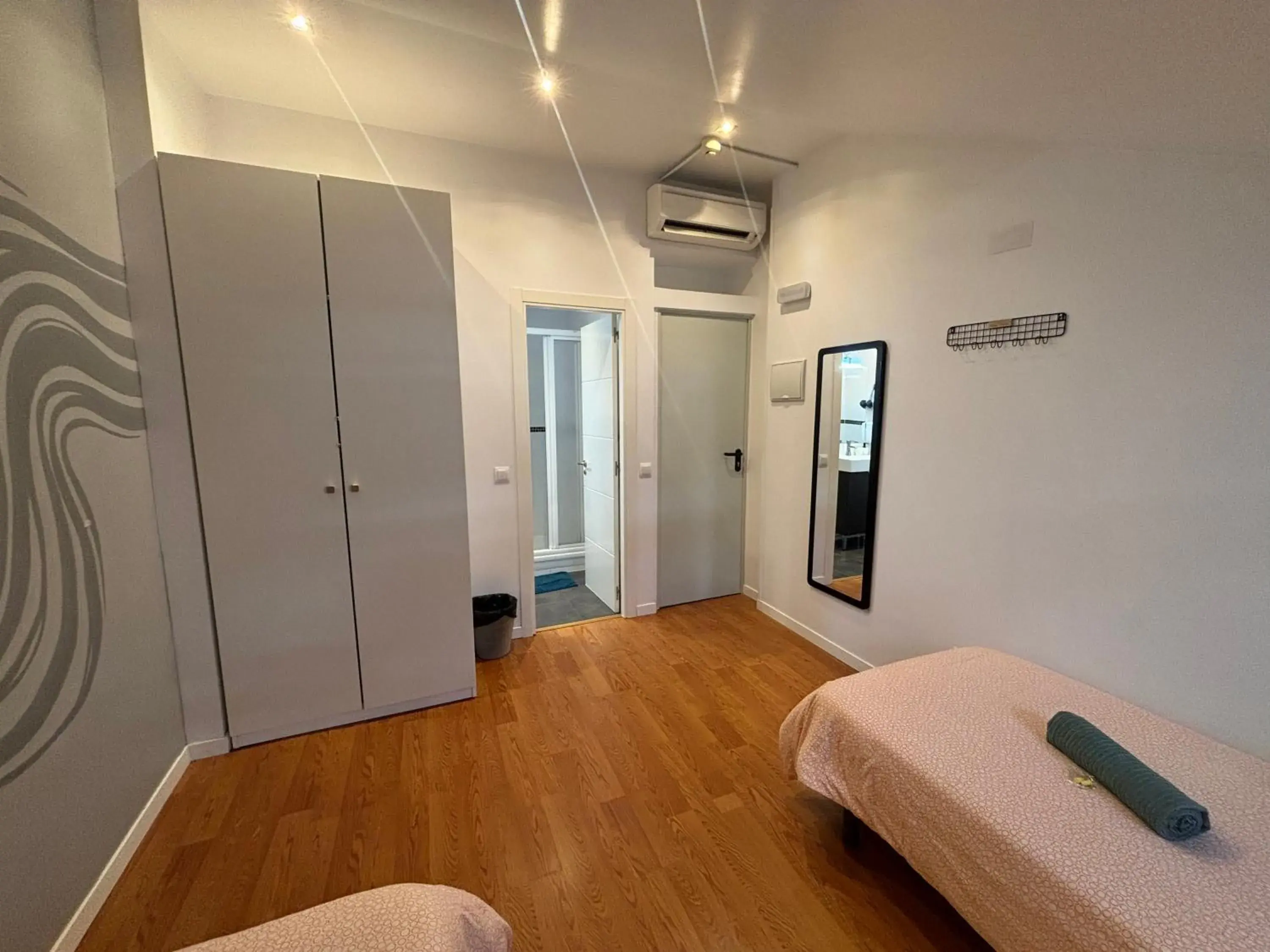 Twin Room with Private Bathroom in Onefam Madrid Twin Room with Private Bathroom in Onefam Madrid