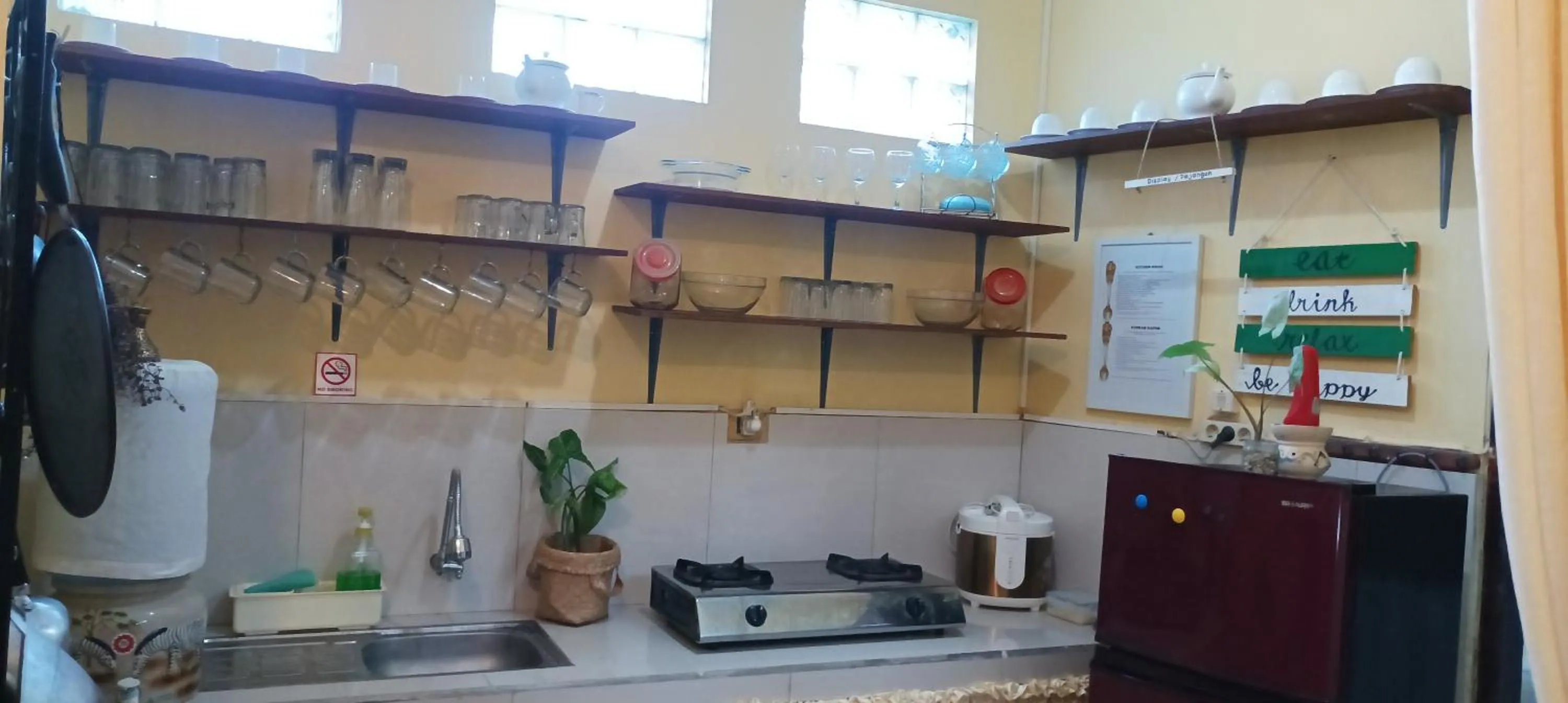 Kitchen or kitchenette in Coliving Bali SWEET HOME Kost Lengkap di Tabanan Kota