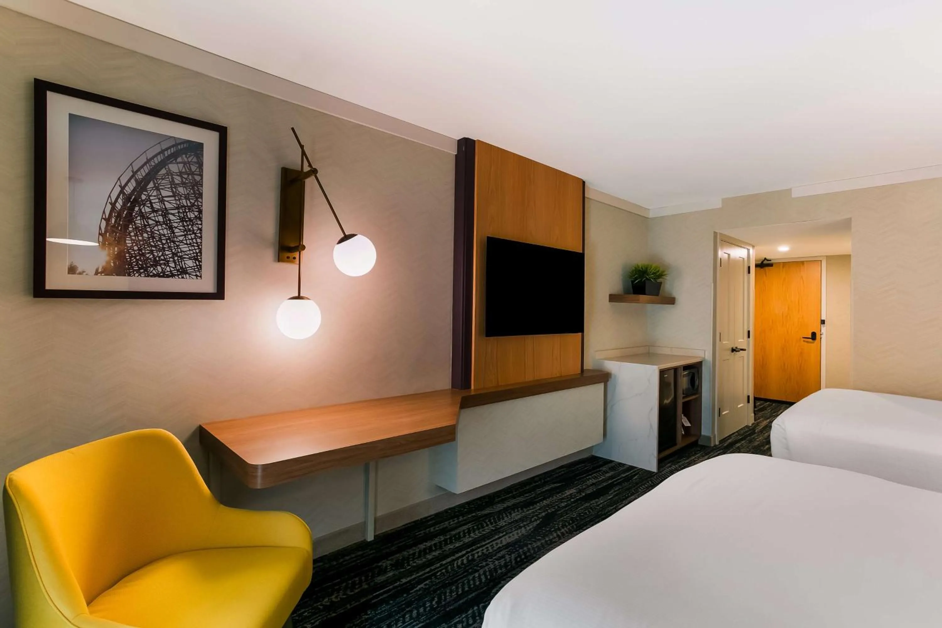 Pool view, Bed in Best Western Premier the Central Hotel & Conference Center