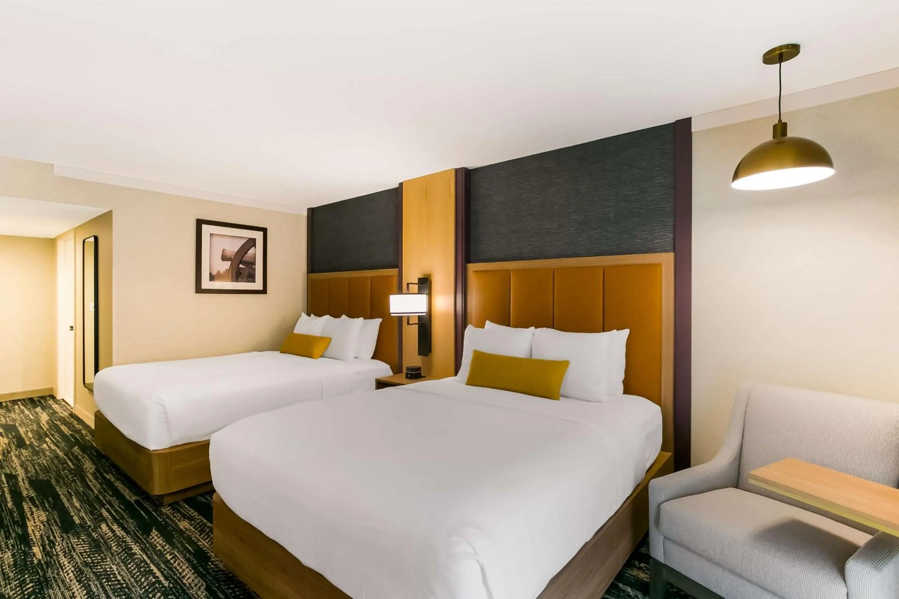 Pool view, Bed in Best Western Premier the Central Hotel & Conference Center