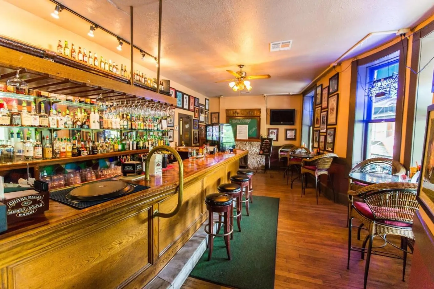 Restaurant/places to eat in 1905 Basin Park Hotel