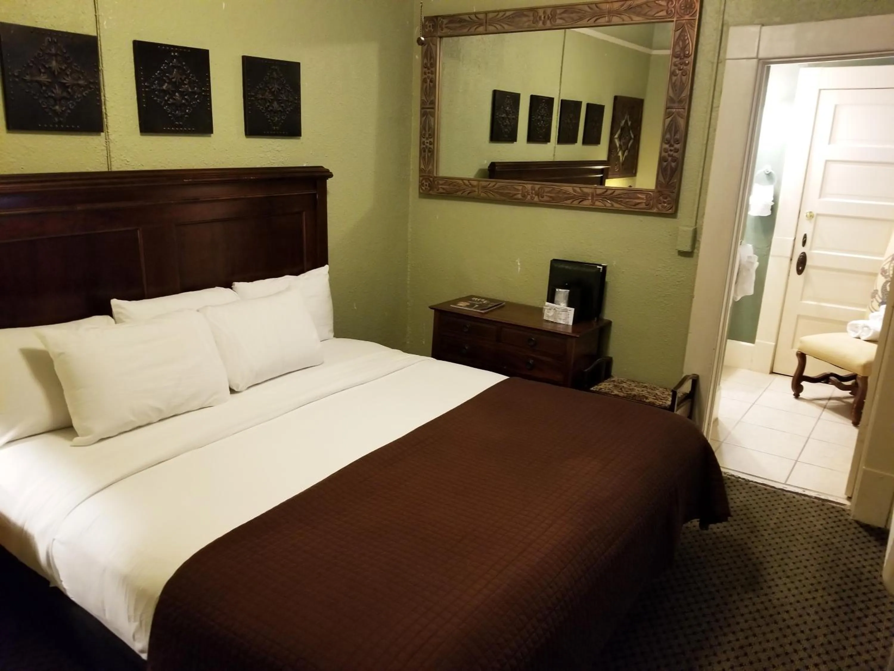Bathroom, Bed in 1905 Basin Park Hotel
