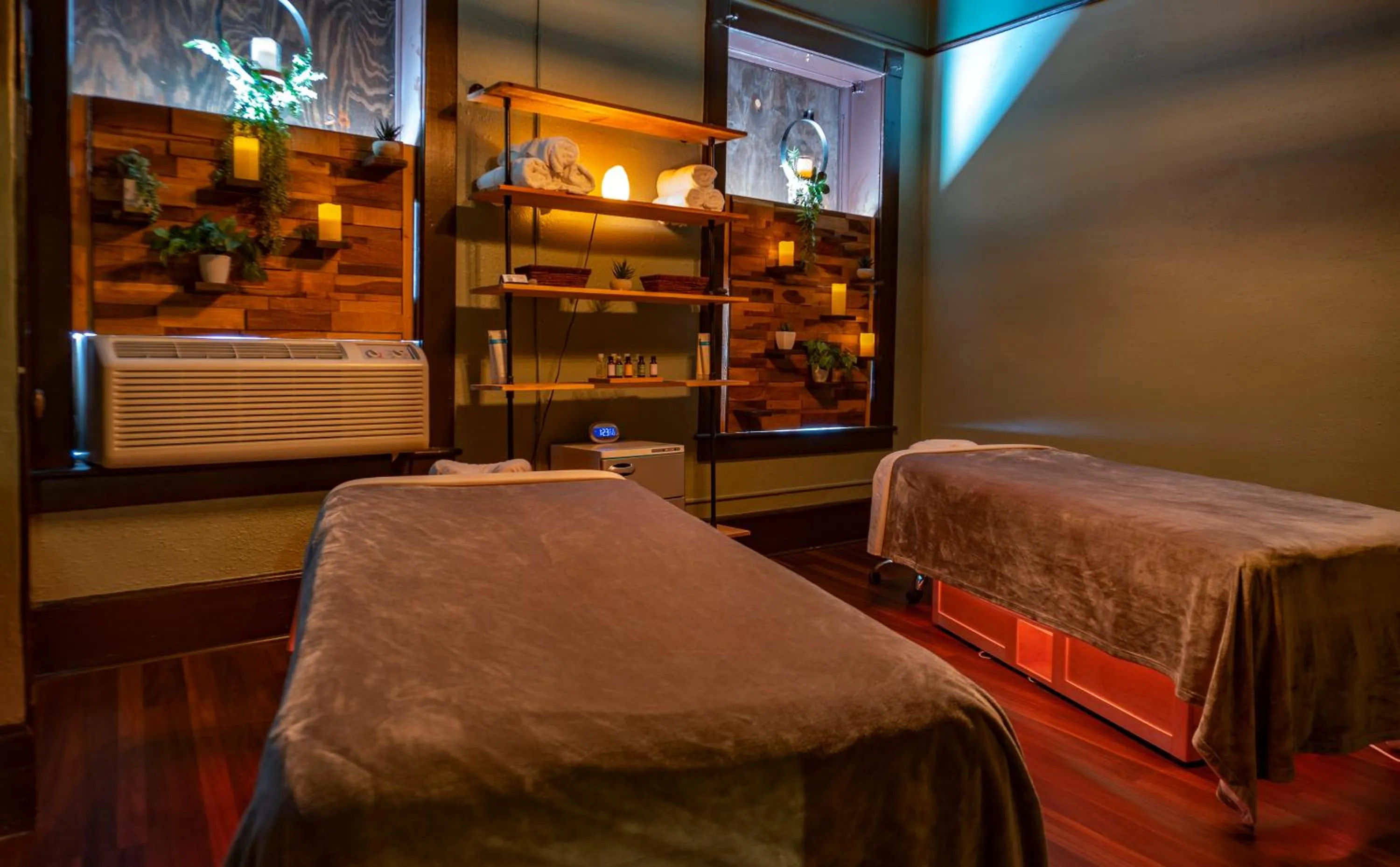 Bed in 1905 Basin Park Hotel