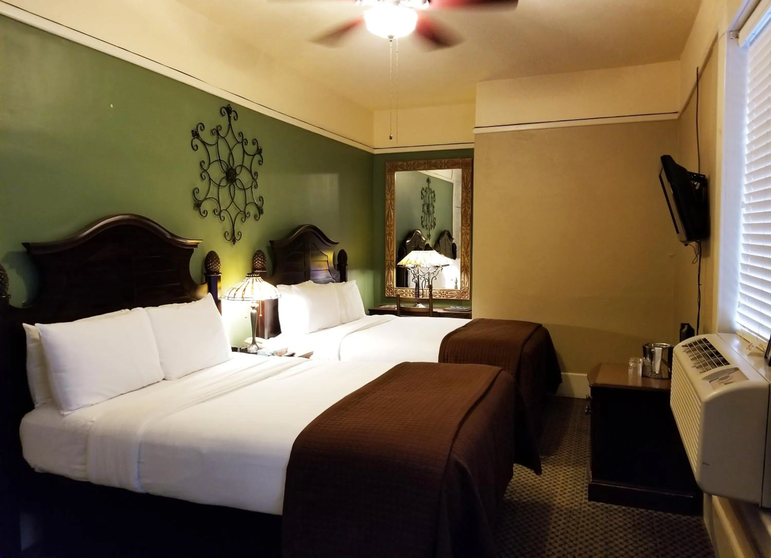 Bedroom, Bed in 1905 Basin Park Hotel