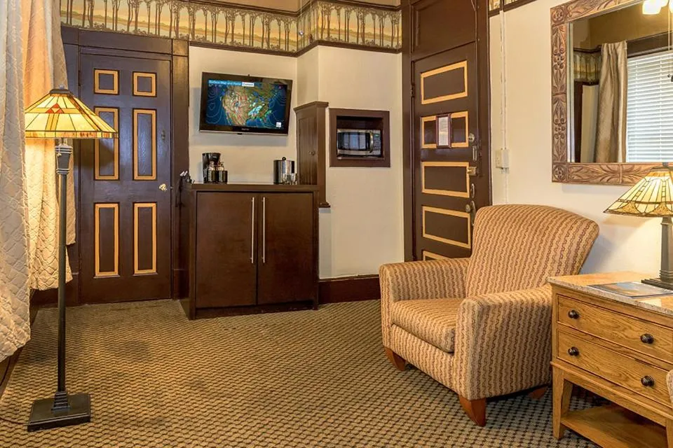 1905 Basin Park Hotel