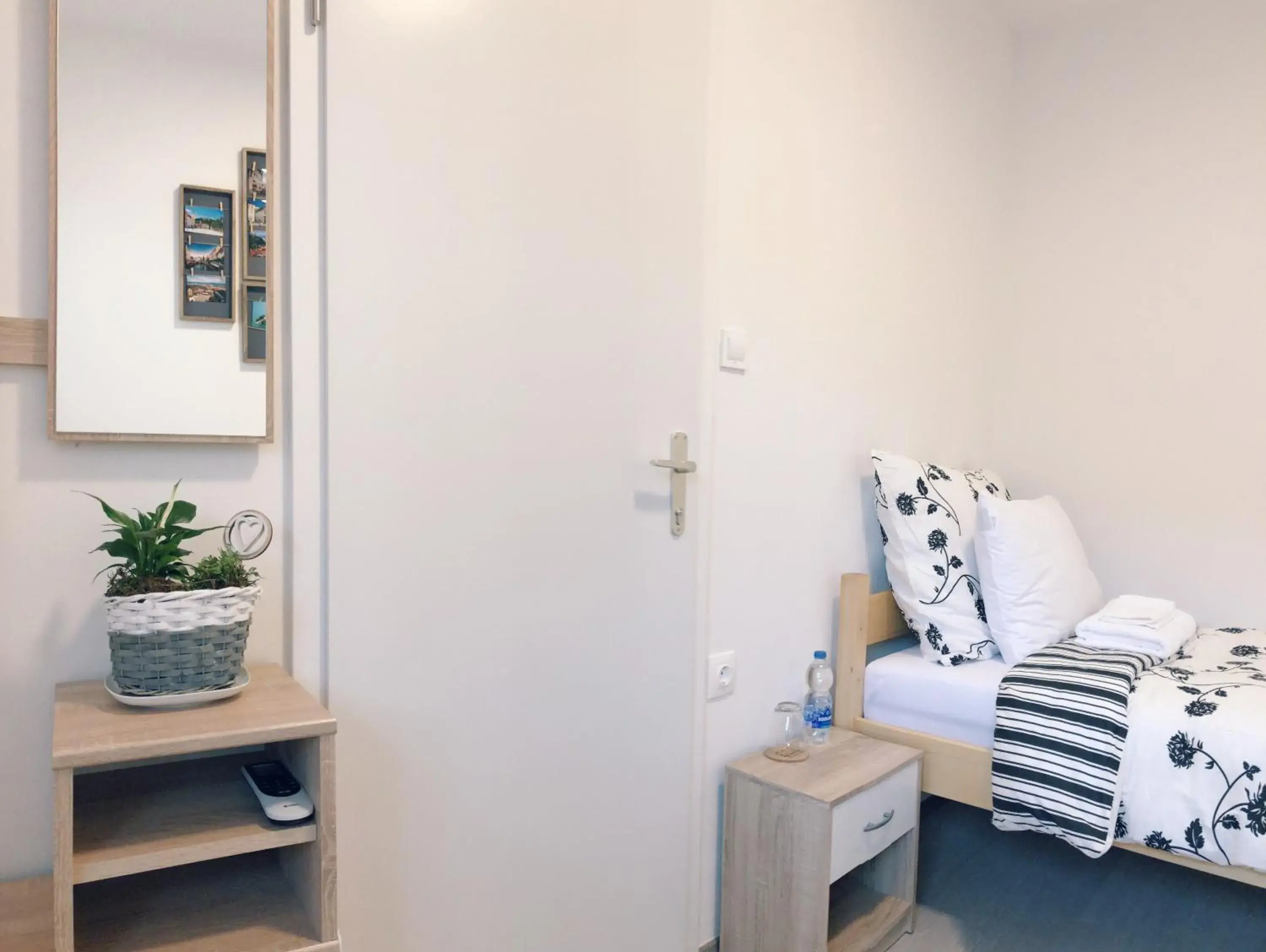 Small Single Room with Shared Bathroom - single occupancy in Lina Rooms Hostel Small Single Room with Shared Bathroom - single occupancy in Lina Rooms Hostel