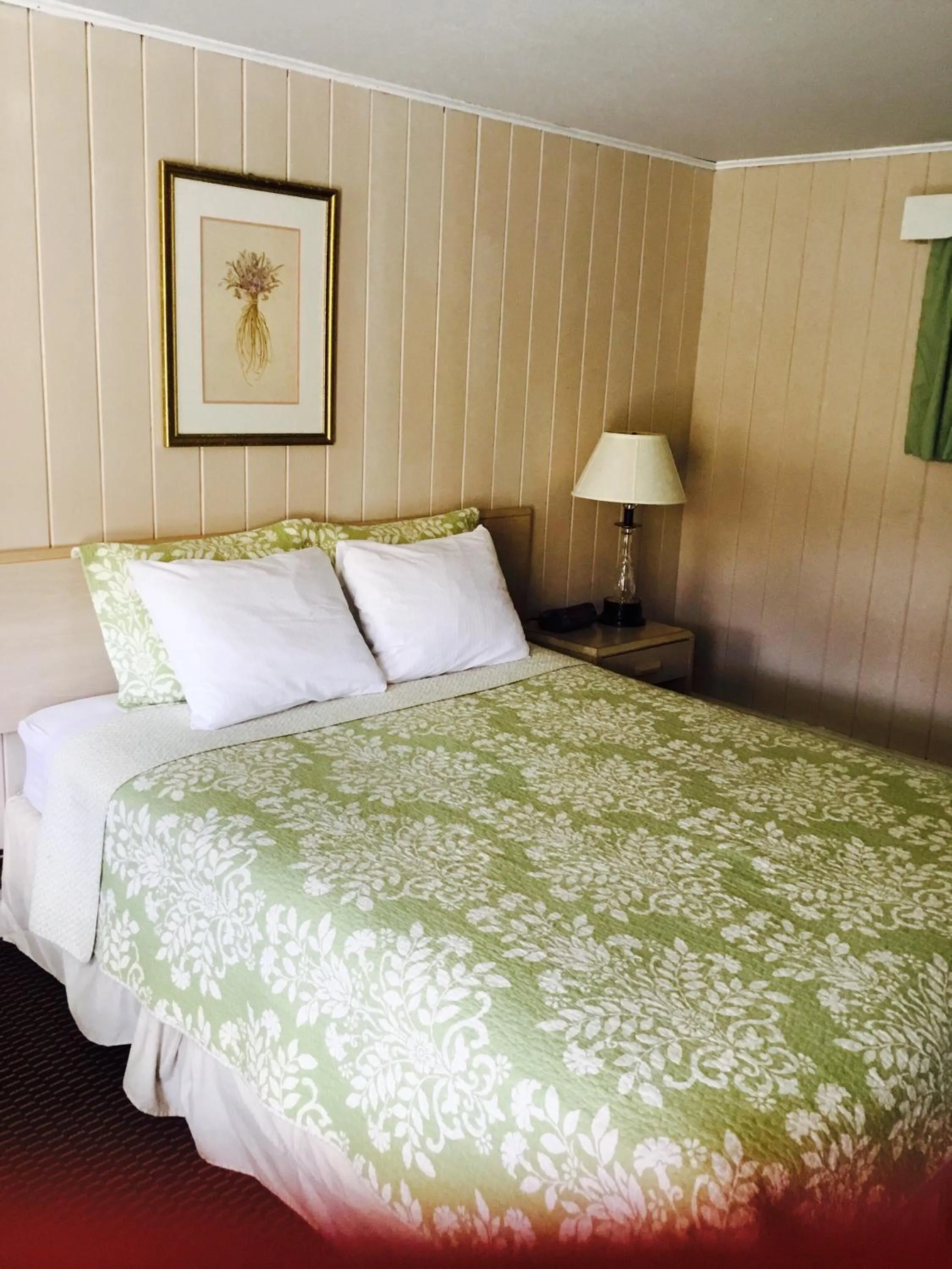 Mountain view, Bed in Gorham Motor Inn