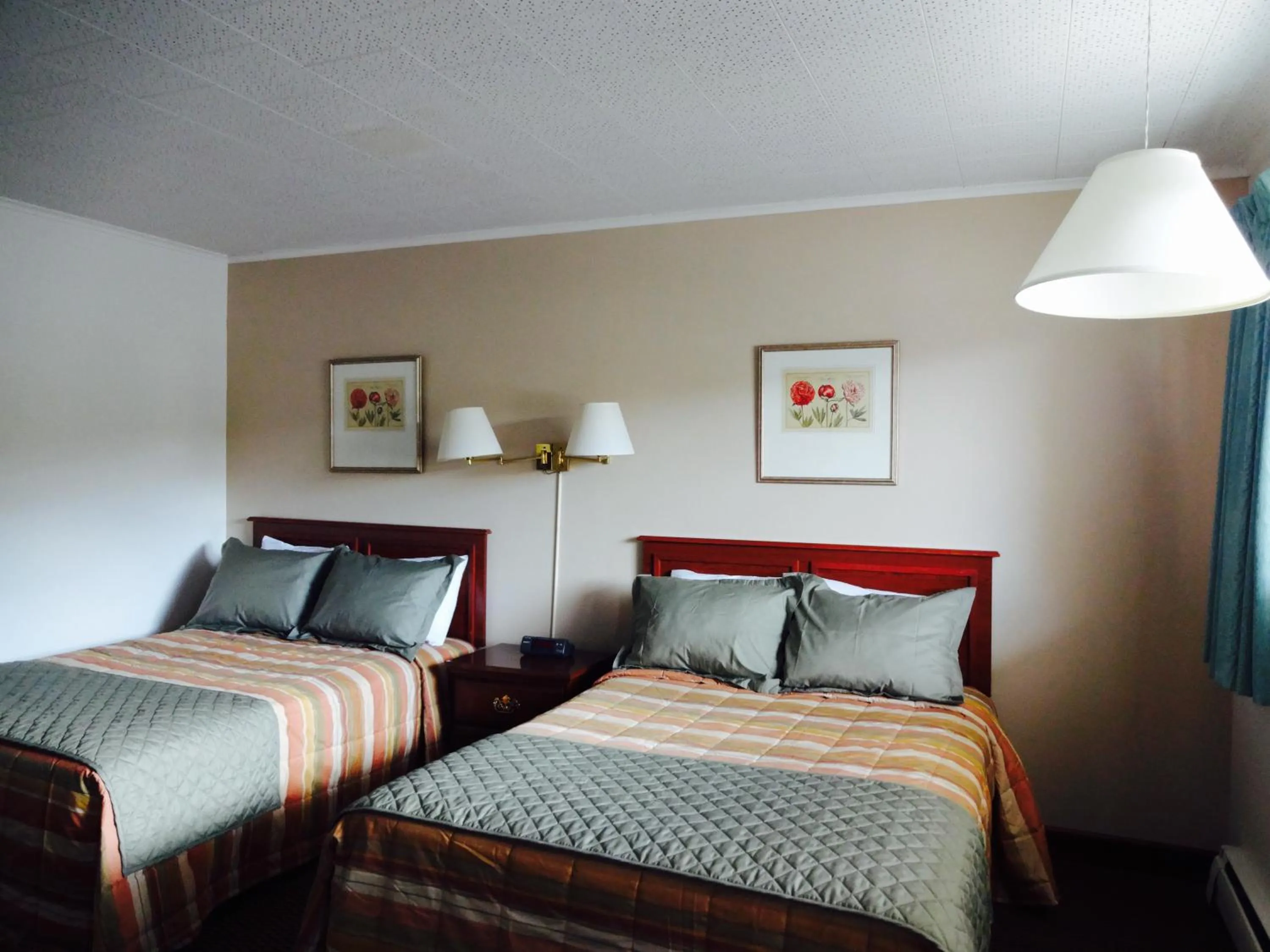 Mountain view, Bed in Gorham Motor Inn
