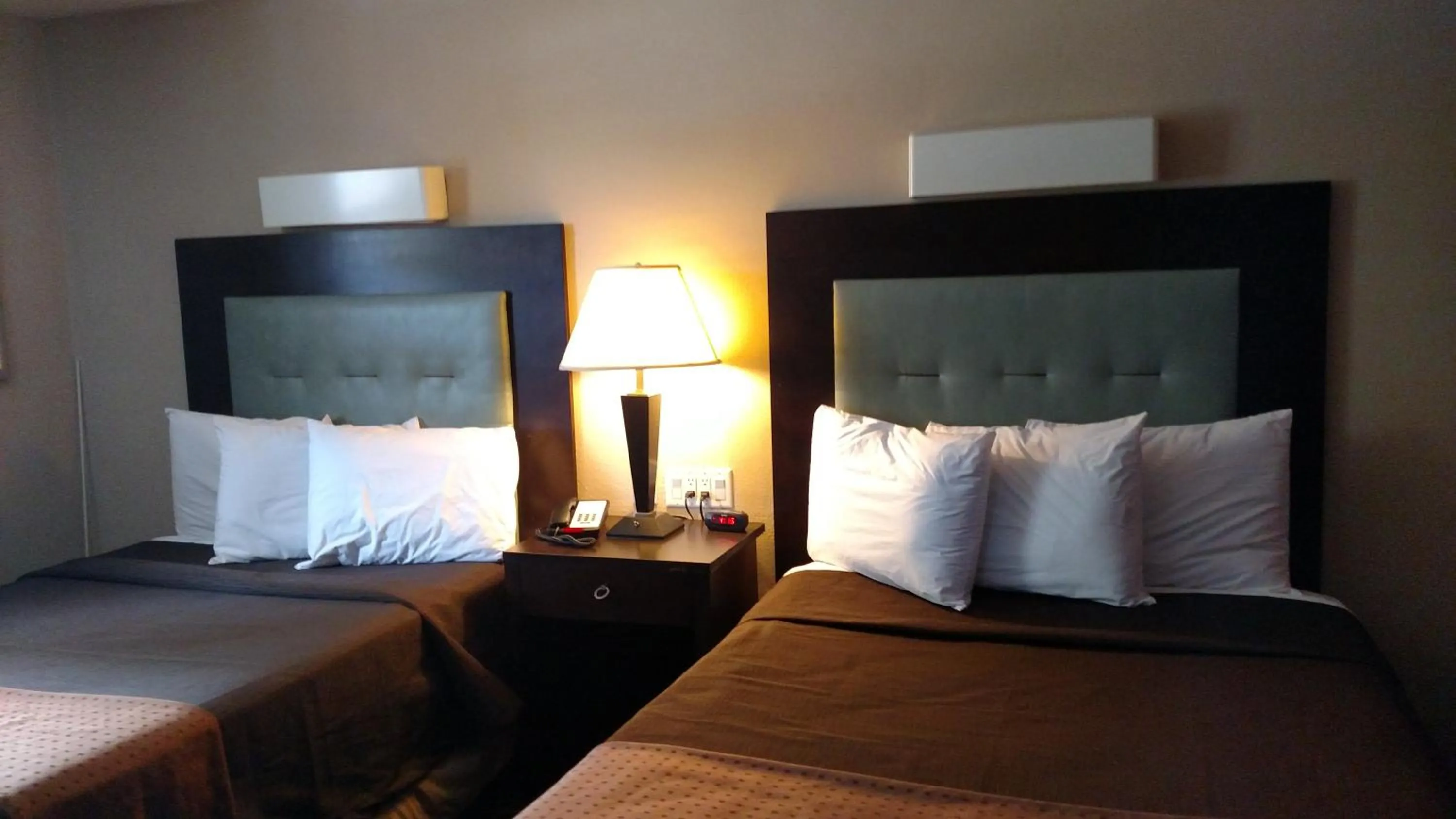 Bed in Cocoa Country Inn Hershey