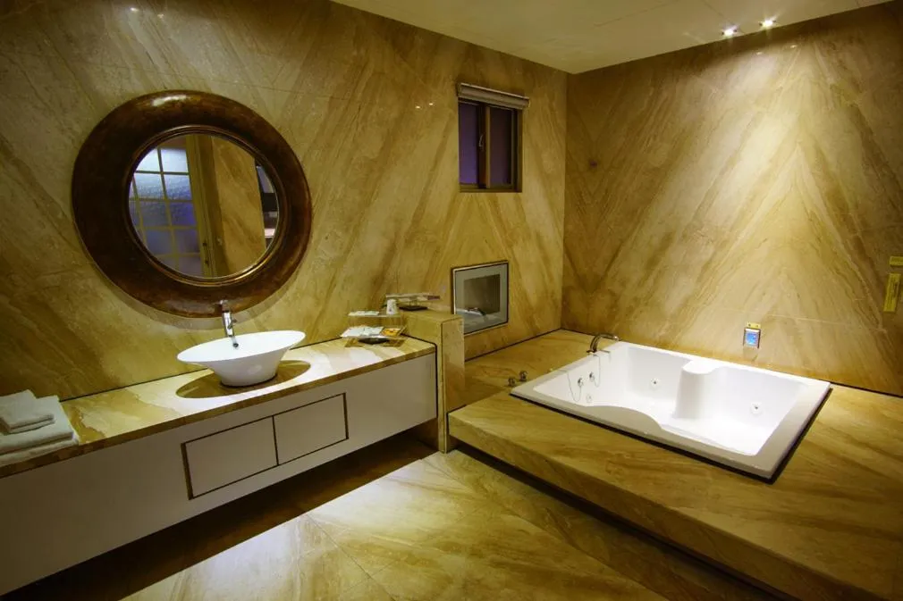 Bathroom, Bed in Water City Motel