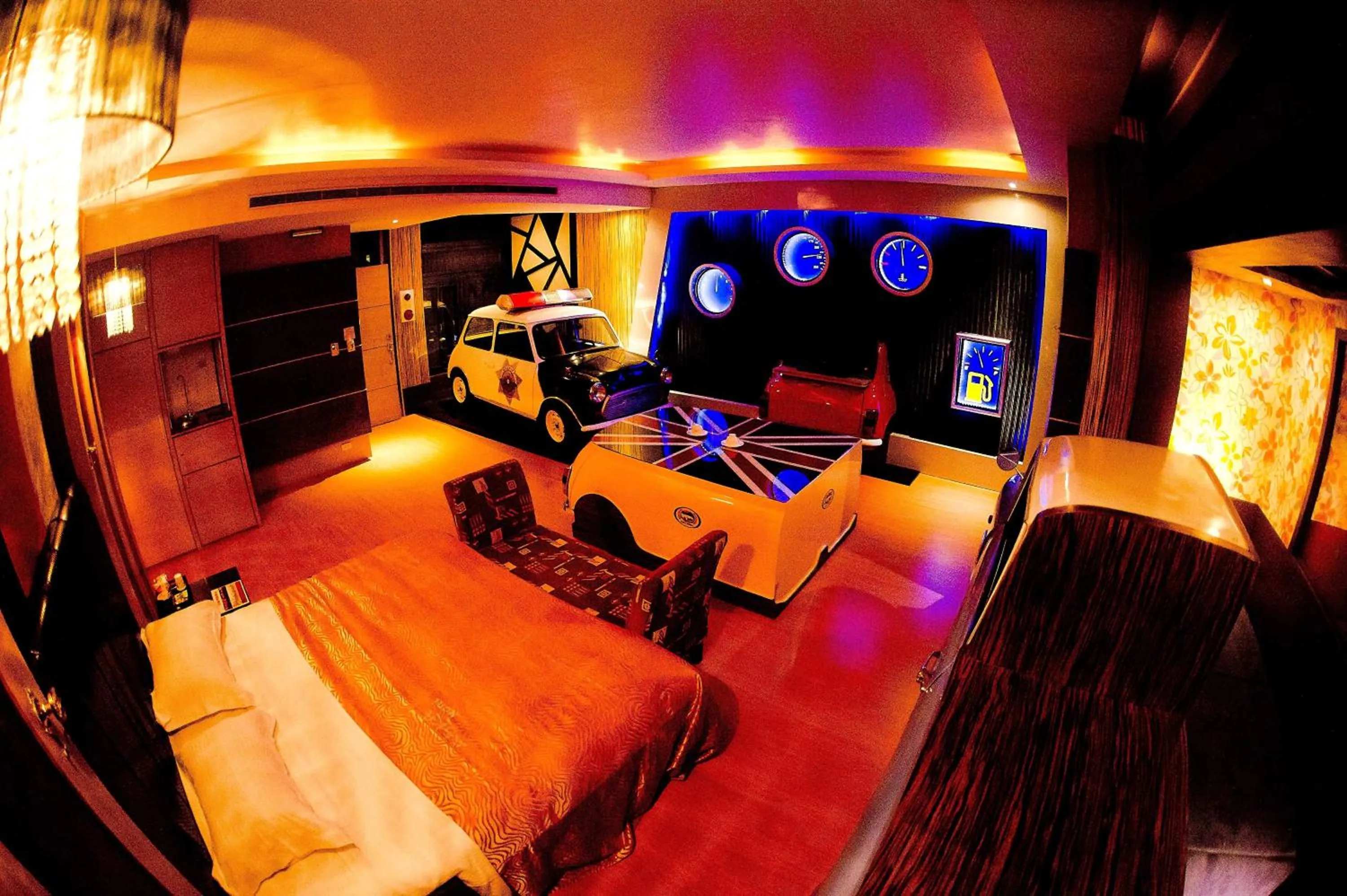 Photo of the whole room, Bed in Water City Motel