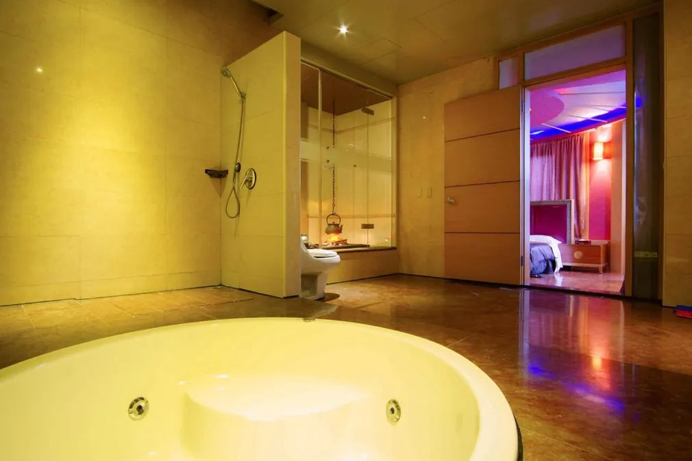 Bathroom in Water City Motel