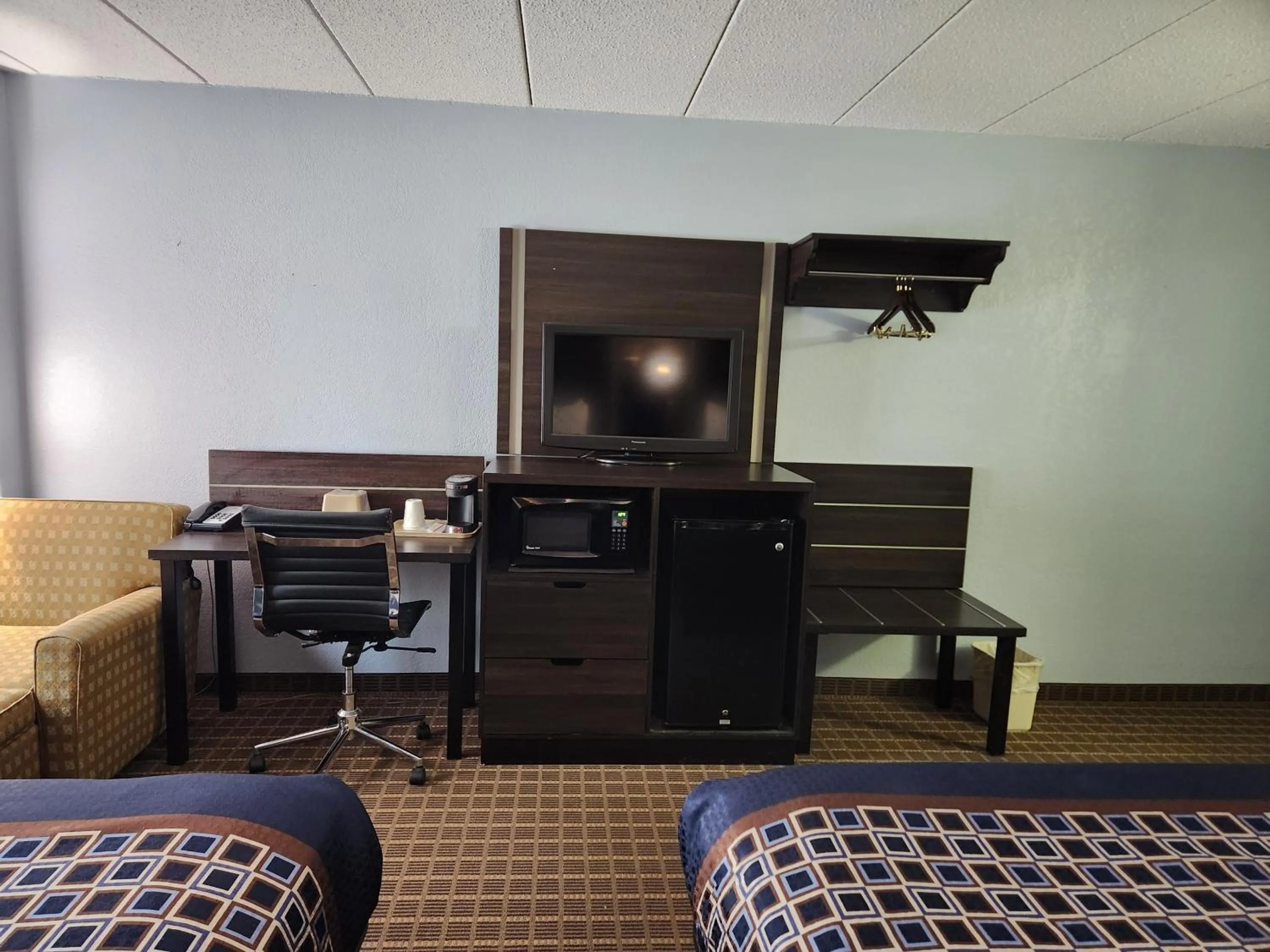 Bed in Stillwater Inn & Suites