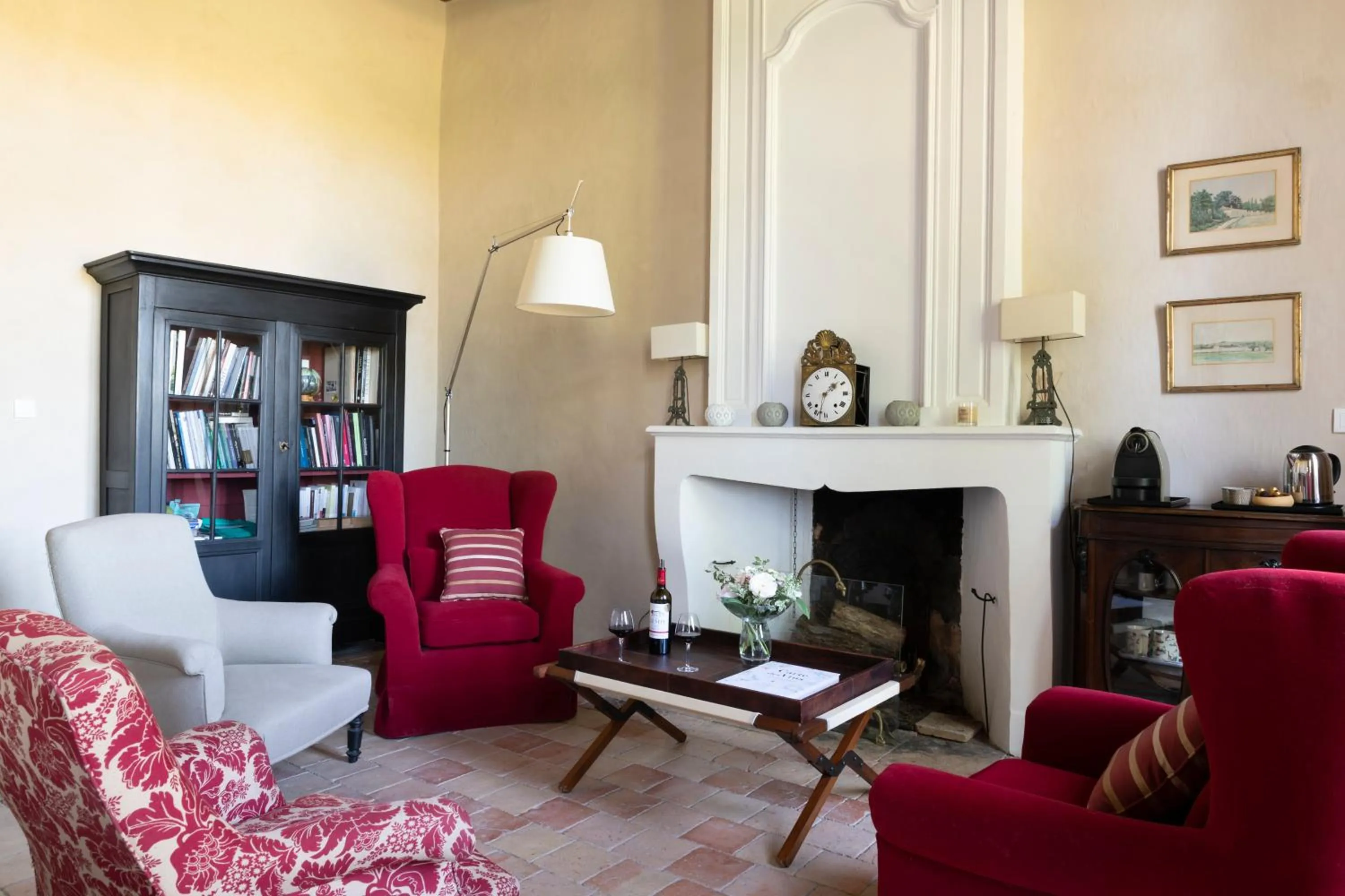 Library in Maison Le Sèpe - Vignoble Bio et Maison d'hôtes