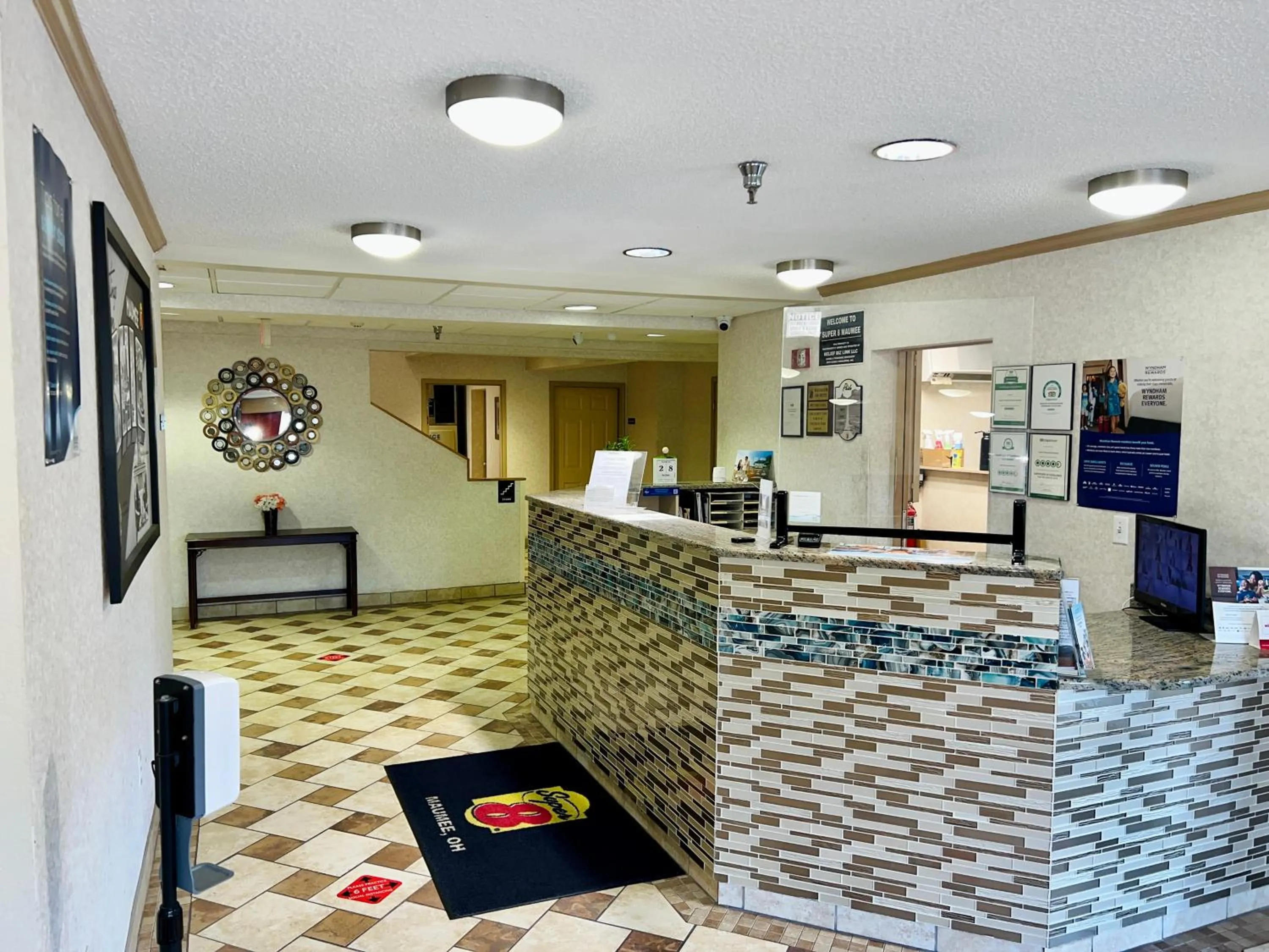 Lobby or reception in Super 8 by Wyndham Maumee Perrysburg Toledo Area