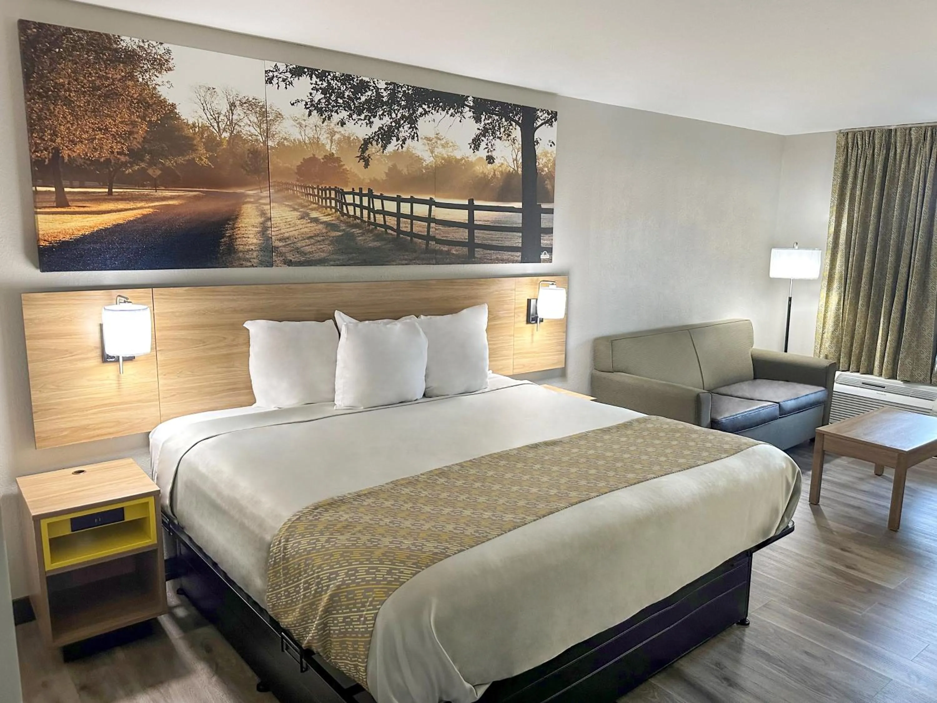 Bedroom, Bed in Days Inn & Suites by Wyndham Opelousas