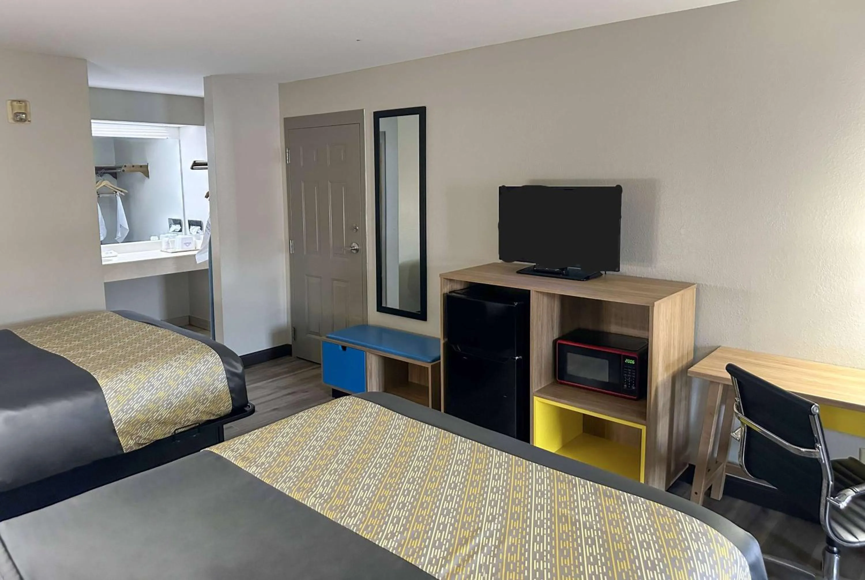 Photo of the whole room, Bed in Days Inn & Suites by Wyndham Opelousas