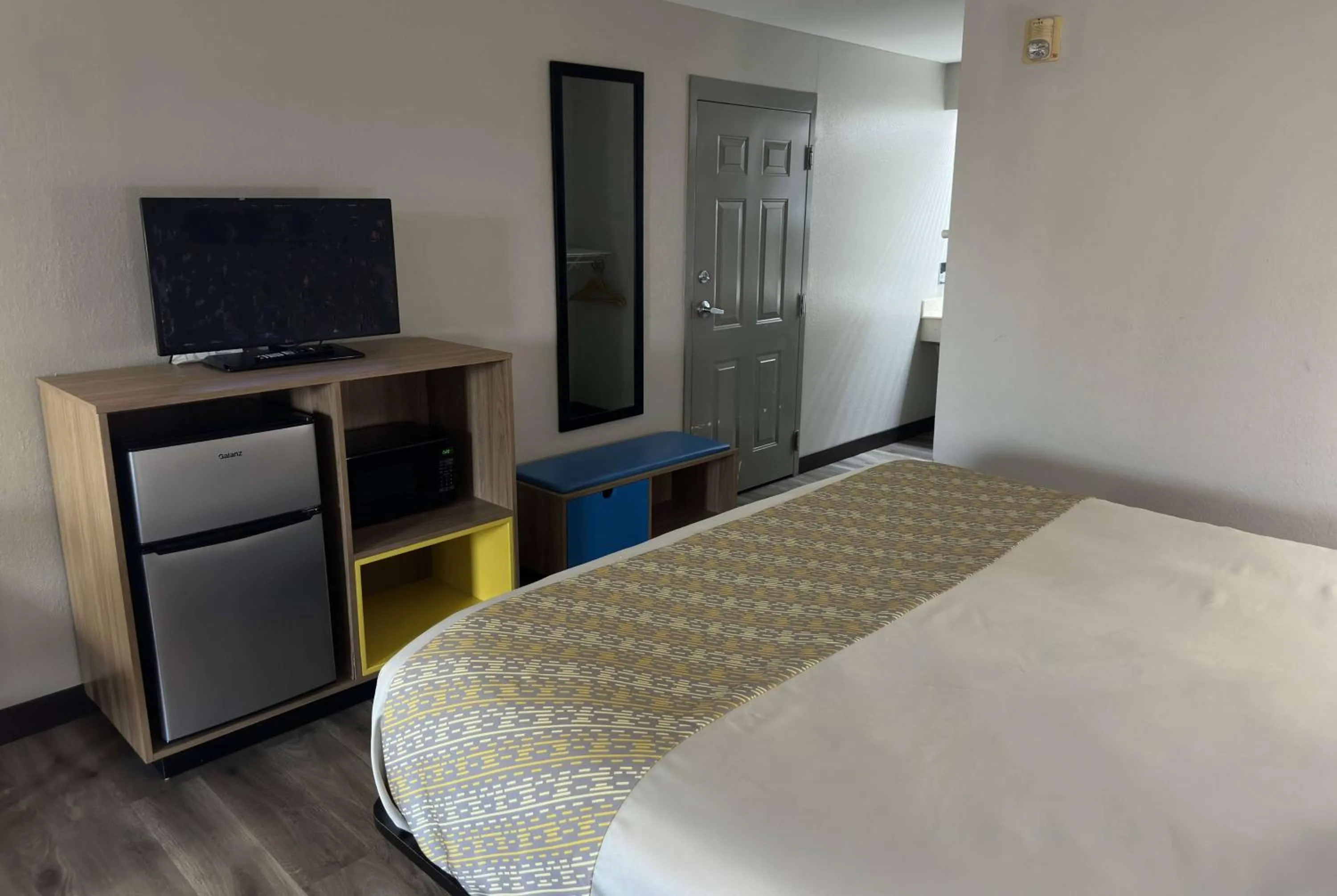 Photo of the whole room, Bed in Days Inn & Suites by Wyndham Opelousas