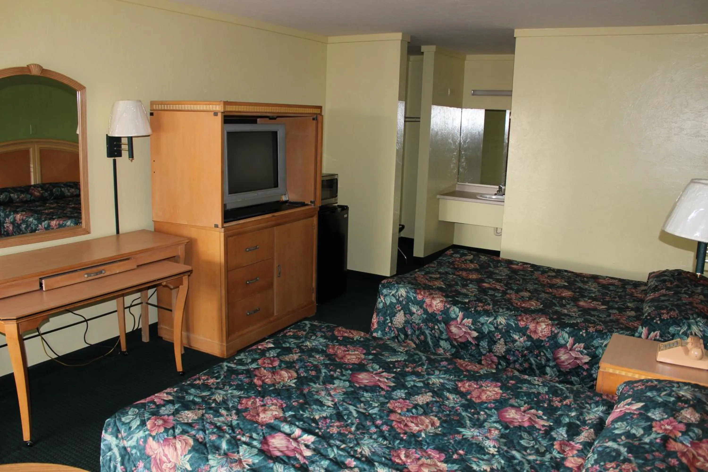 Photo of the whole room in Travelers Inn Gainesville