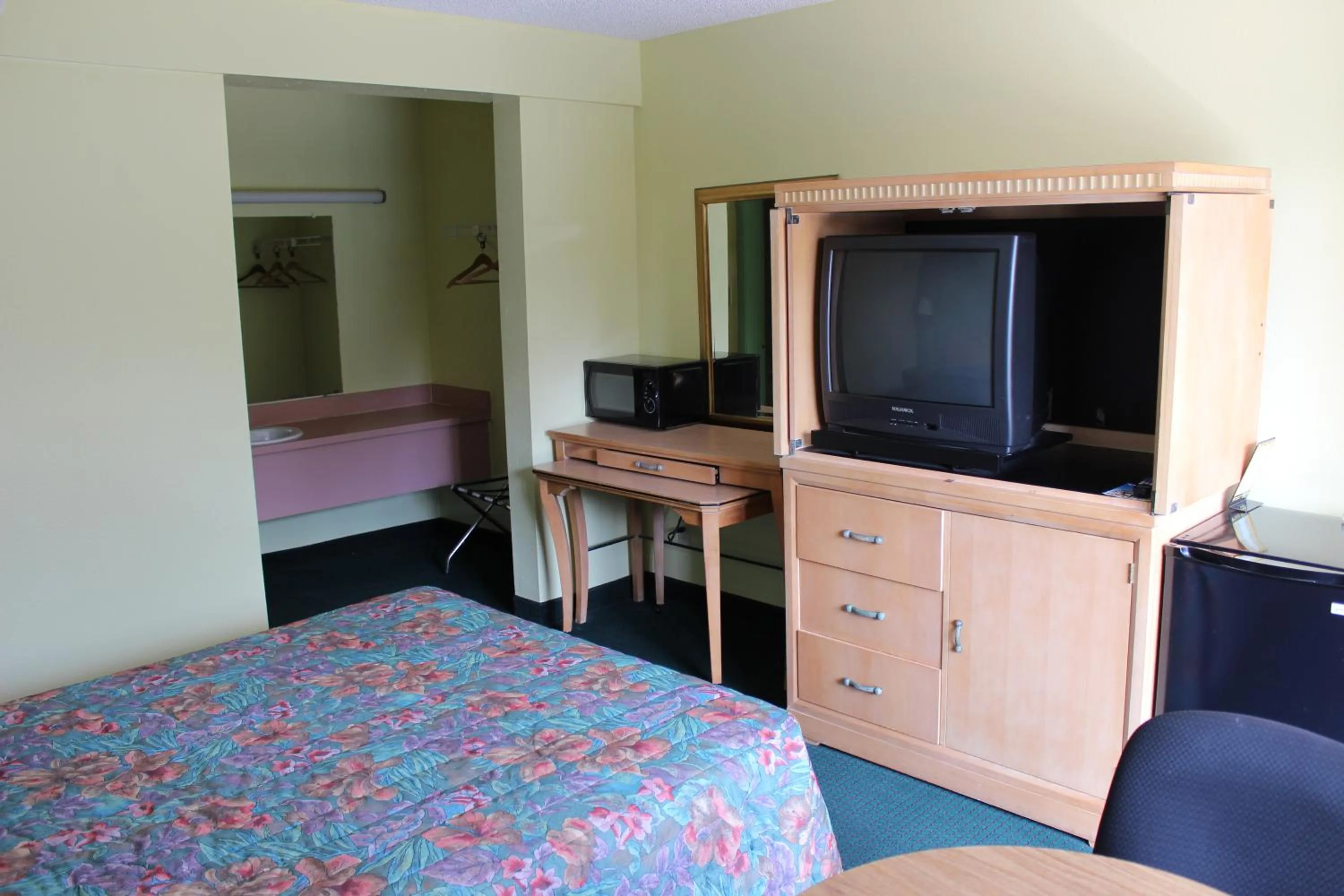 Photo of the whole room, Bed in Travelers Inn Gainesville